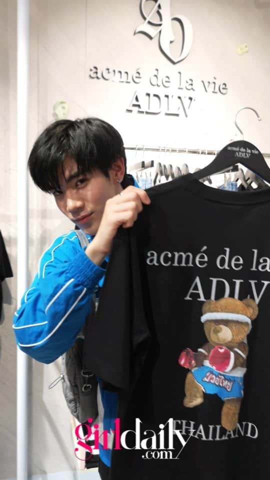 CeCi Thailandのインスタグラム：「เปิดตัวสุด acme' de la vie (@adlv_thailand) Flagship store แห่งแรกในไทย กับไอเท็มเหมือนยกเกาหลีมาไว้ใจกลางกรุง พร้อม @fourth.ig โฟร์ทณัฐวรรธน์ ที่จัดเต็ม 3 ลุค 3 สไตล์  ปักหมุดช้อปกันได้แล้วตั้งแต่วันนี้ ที่สยามเซ็นเตอร์ ชั้น M   #ADLVThailandxFourth #acmedelavie #adlvthailand」