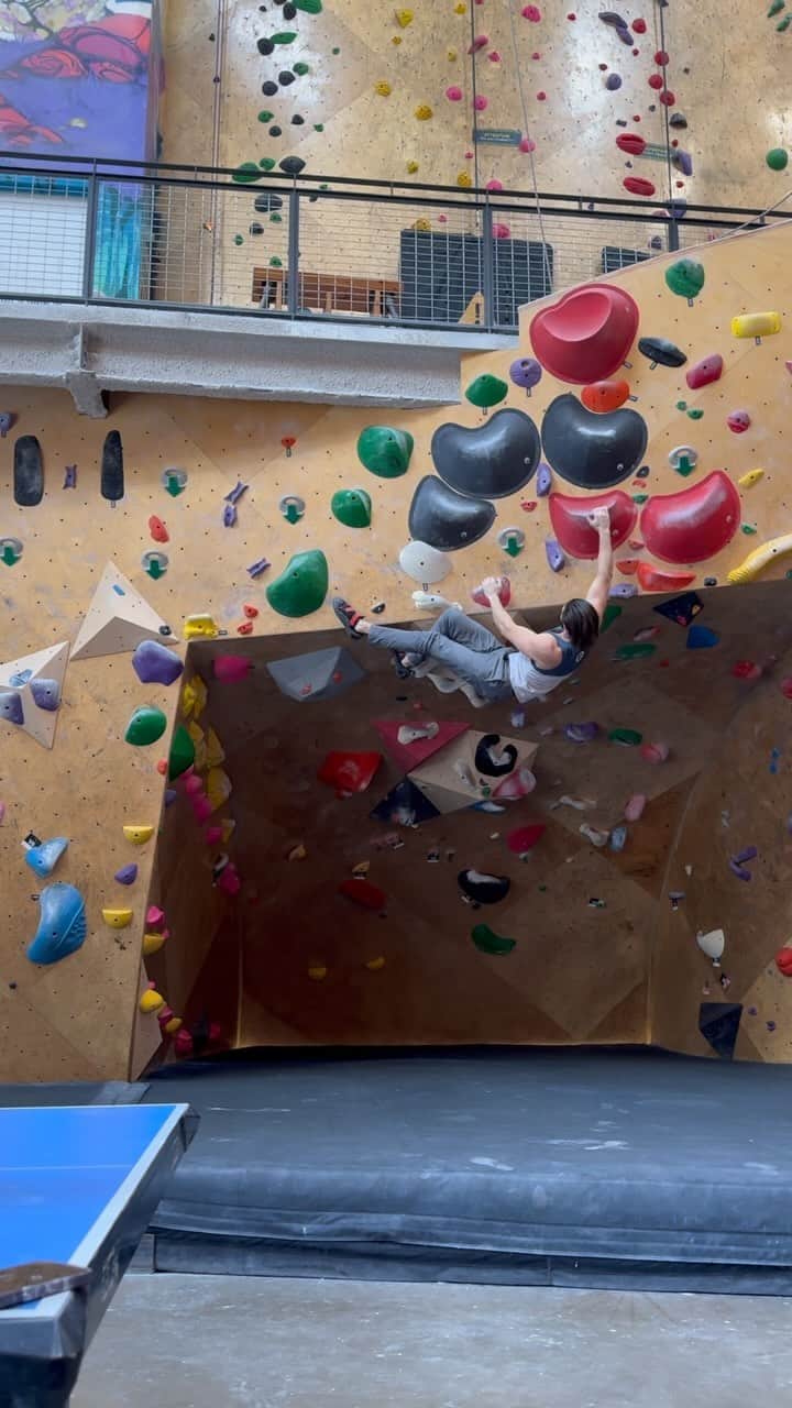 アレックス・ブノワのインスタグラム：「Dish route in the cave #rockclimbing #bouldering」