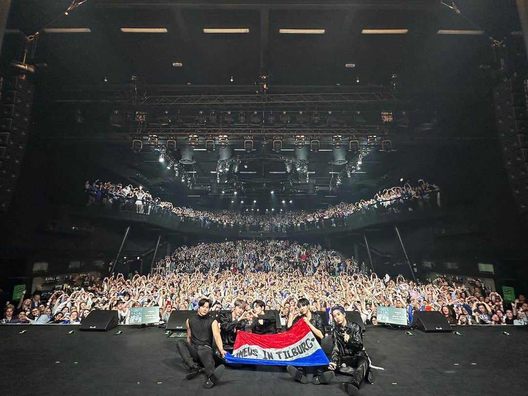 ONEUSのインスタグラム：「. [#원어스]  💙 ONEUS 2ND WORLD TOUR  [La Dolce Vita] in TILBURG 💙   유럽 투어 첫 공연 빵빠레 불면서 시작!!🎊 틸버그 투문 여러분 큰 함성과 응원으로 맞이해 주셔서 감사합니다💗  The first performance of the [La Dolce Vita] in Europe Tour starts with a fanfare!!🎊 Tilburg TOMOON, thank you for welcoming ONEUS with loud cheers and support💗  #ONEUS #La_Dolce_Vita  #2ndWorldTour #ONEUSinTilburg」