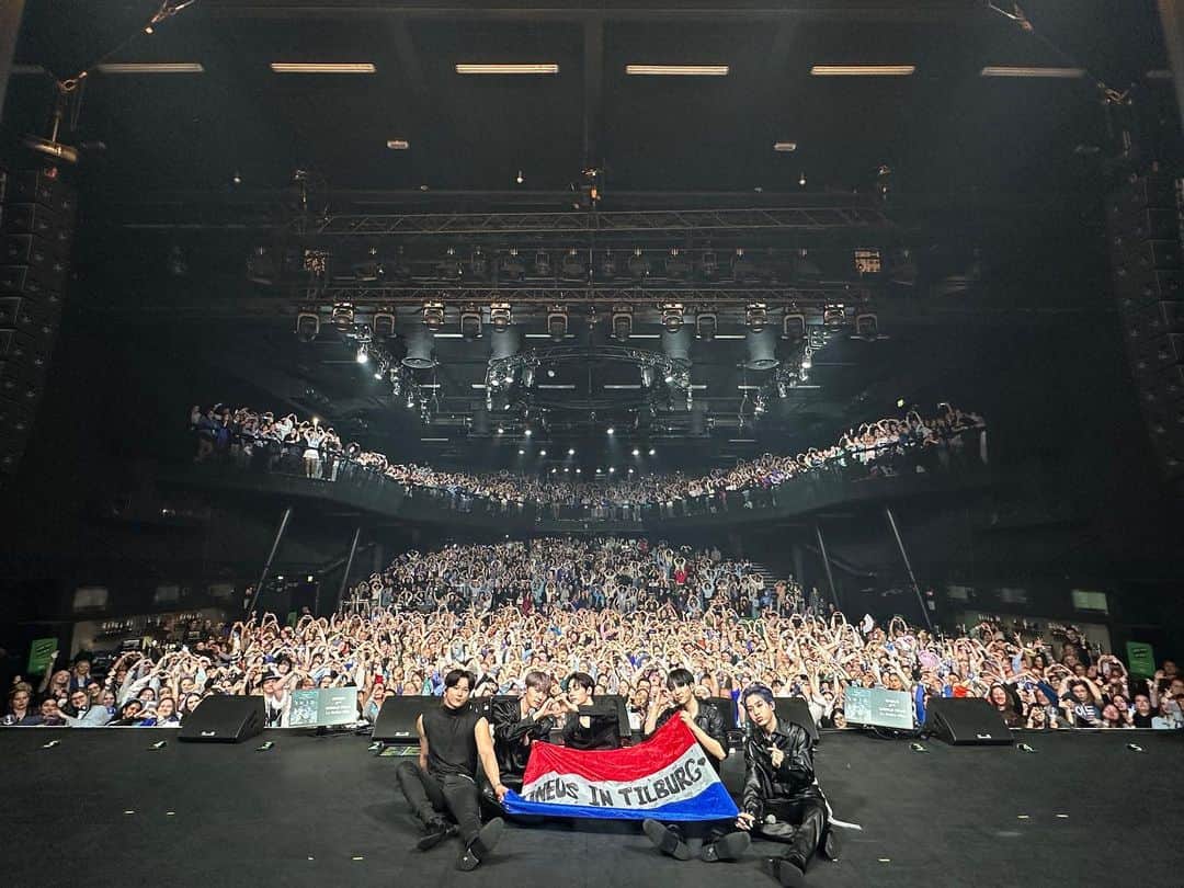 のインスタグラム：「. [#원어스]  💙 ONEUS 2ND WORLD TOUR  [La Dolce Vita] in TILBURG 💙   유럽 투어 첫 공연 빵빠레 불면서 시작!!🎊 틸버그 투문 여러분 큰 함성과 응원으로 맞이해 주셔서 감사합니다💗  The first performance of the [La Dolce Vita] in Europe Tour starts with a fanfare!!🎊 Tilburg TOMOON, thank you for welcoming ONEUS with loud cheers and support💗  #ONEUS #La_Dolce_Vita  #2ndWorldTour #ONEUSinTilburg」