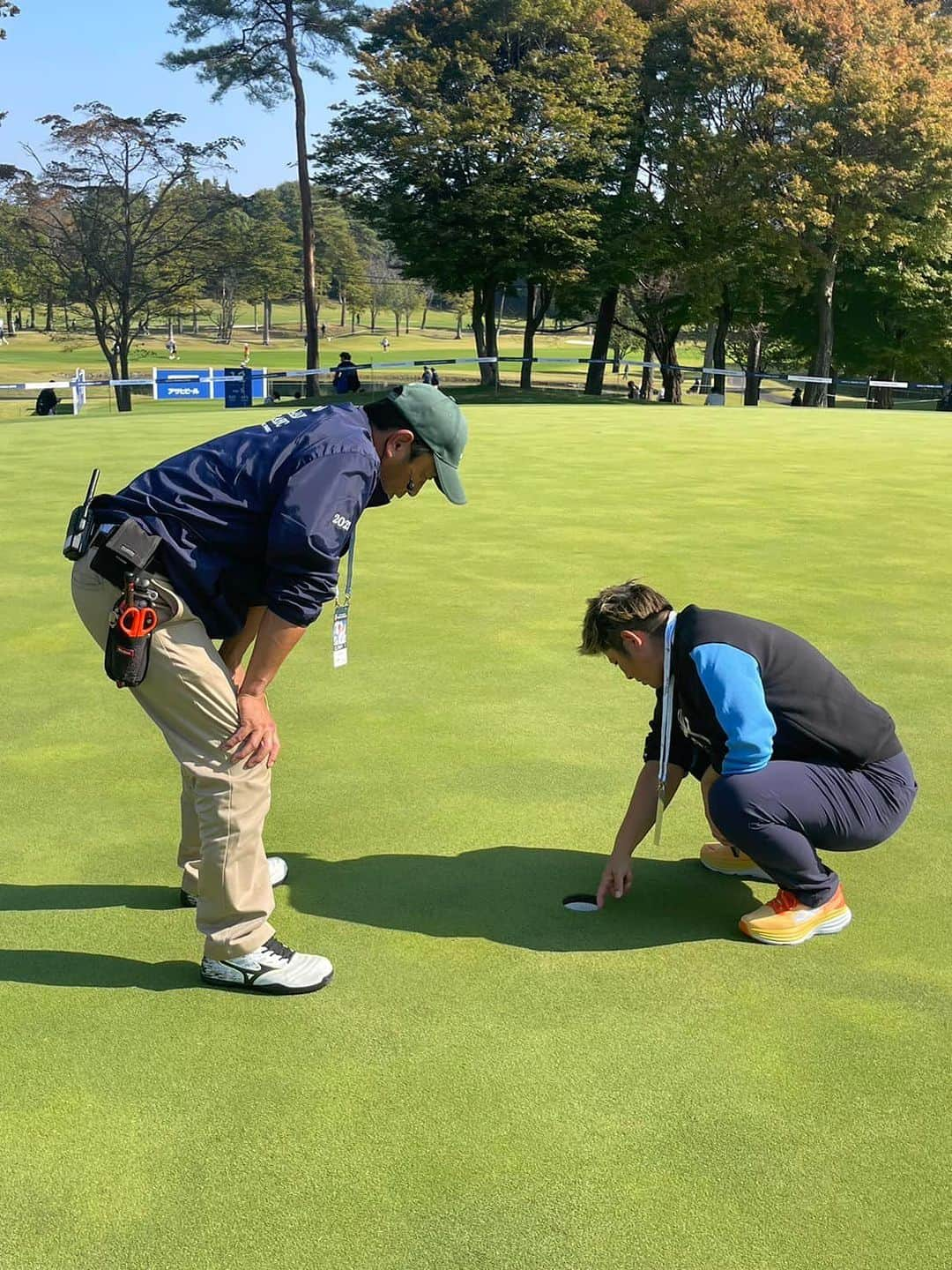 天沼知恵子さんのインスタグラム写真 - (天沼知恵子Instagram)「TOTO 太平洋クラブ美野里コース グリーンキーパーとお話きました。 最高の仕上げでグリーンの面がでて 練習グリーンと18ホール揃ったグリーンに！！  一年、一年想いの詰まったグリーン⛳️ 目をみると真っ赤で寝れてないんだろうなとおもう。 いつも練習いく美野里コースですが、試合仕上げは太平洋クラブ御殿場コース仕込みです！！  その上でプレー出来る選手は幸せ！！  熱く語るキーパー稲さん！ 最高でした！ ありがとうございました😊  #グリーンの勉強📚 #太平洋クラブ美野里コース #スピン量 #スピード #グリーン作り難しさ #奥深い」11月3日 11時27分 - amanuma_chan.impact_a_body