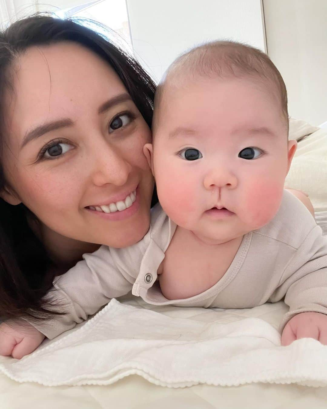 東美樹のインスタグラム：「ベビちゃんすくすく成長中 あっという間に3ヶ月になりました👶🏻💓  妊娠中から完璧な指導をしてくれた助産院のおかげで 初産でしたが会陰部も切れず、出血もほぼなく 痛みも少ない綺麗な自然分娩が出来ました✨  そのおかげで子宮の回復が早く、すぐに完母になり 産後の食事ケアもあった甲斐あってベビもお肌ツルツルの 健康優良児👶🏻✨  (自然分娩なのに痛みが少ない？と思ったでしょ？ このことについてはまた時間できた時に投稿します♡)  人間は地球の子🌏💓  どこかで本来の身体の反応を抑えたり 効率や大人の都合ばかりで生きていると 必ず身体のどこかに何かしらの反動がくる  大人の都合ではなく赤ちゃんのタイミングで産む事の大切さ お腹にいる時から対話することの大切さや  自然の流れで生きるという事がどれだけ大切なのかなど  色々学ばせてもらい、 改めて産んだ助産院に出会えて本当によかった☺️  とはいえ毎日チャレンジングなベビとの生活 世の中のママパパ本当にお疲れ様です🙏🏼💦  妊娠から出産レポは長くなりそうでまとまらないので、笑 またゆっくり時間が出来たら投稿したいと思います♡  #赤ちゃんのいる生活  #新米ママ #男の子ママ #出産レポ #初産 #自然分娩 #育児奮闘中」