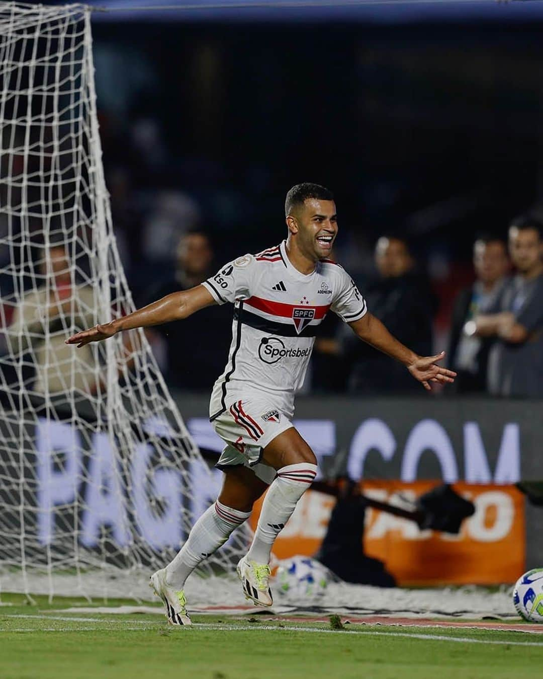 São Paulo FCのインスタグラム：「Gol anulado 🤷‍♂️, assistência perfeita e um partidaço 🤩  Vamos, @alissoncastro23!   #VamosSãoPaulo 🇾🇪  📸 Rubens Chiri e Paulo Pinto / São Paulo FC」