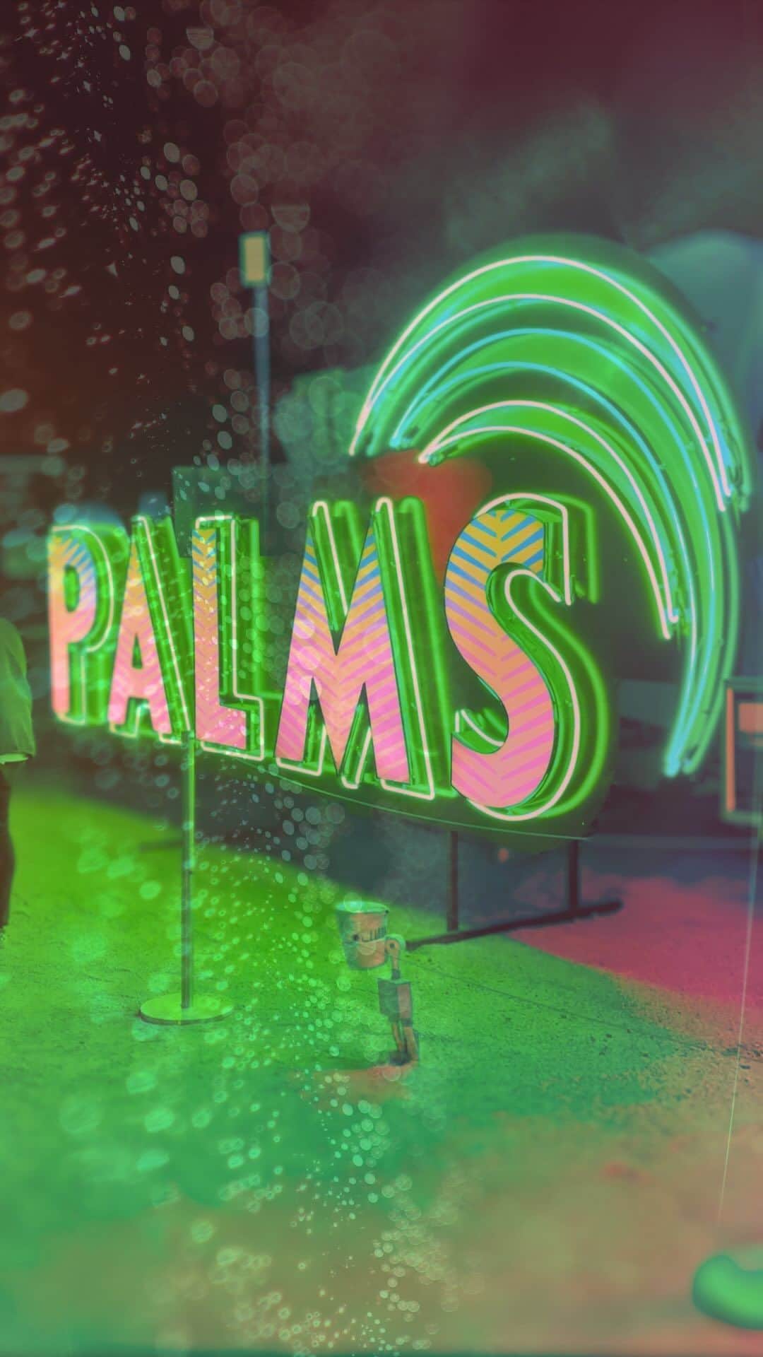 Palms Casino Resortのインスタグラム：「guess who’s back in the neon glow? palms sign lights up the night @theneonmuseumlasvegas as the 24th lighting. ✨  #palmsisheretoplay #playstayslay」