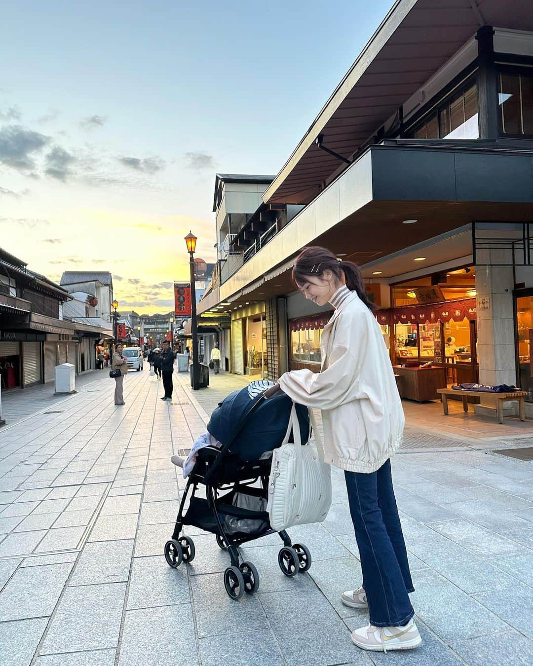 毛利佳納子さんのインスタグラム写真 - (毛利佳納子Instagram)「首が座り、(4ヶ月検診でクリア) 縦抱きができるように♡高い高いが大好き👶🏻 ふみくんが抱っこすると より小さく見えて 可愛すぎるなぁ👼🏻💞 7枚目どうなってるんや？笑  福岡に戻ってきてから、 まだ友達もできてなくて ずっとお家で育児やから 寂しい思いをしないように、リフレッシュに、と 土日は必ずふみくんが外に連れ出してくれます🚗³₃  この日は初の太宰府天満宮へ💞 広いし綺麗やし、食べ歩きできるお店もいっぱいで ベビーカー押しながらでもめっちゃ楽しめた😳♡  おかげで毎日楽しく育児できてます💪 娘が生まれてから、こういった 旦那や娘と過ごす何気ない日常に 何よりの幸せを感じるようになった🥰✨  娘がキャッキャ笑うだけで こんなにも幸せな気持ちになれるのか、と 不思議に思うくらい😮‍💨💘  毎日 小さな幸せをたっくさんくれる娘と 毎日 思いやりに溢れる旦那のおかげ💖 身内にこそ感謝を忘れずに、 当たり前の日々を大切にしていこう✊🏻 ̖́-‬     #福岡ママ  #親子  #親子コーデ  #夫婦  #ママ  #太宰府天満宮  #赤ちゃん  #赤ちゃんのいる生活   #生後4ヶ月  #女の子ベビー  #女の子ママ  #令和5年ベビー」11月3日 11時37分 - kanako_mouri