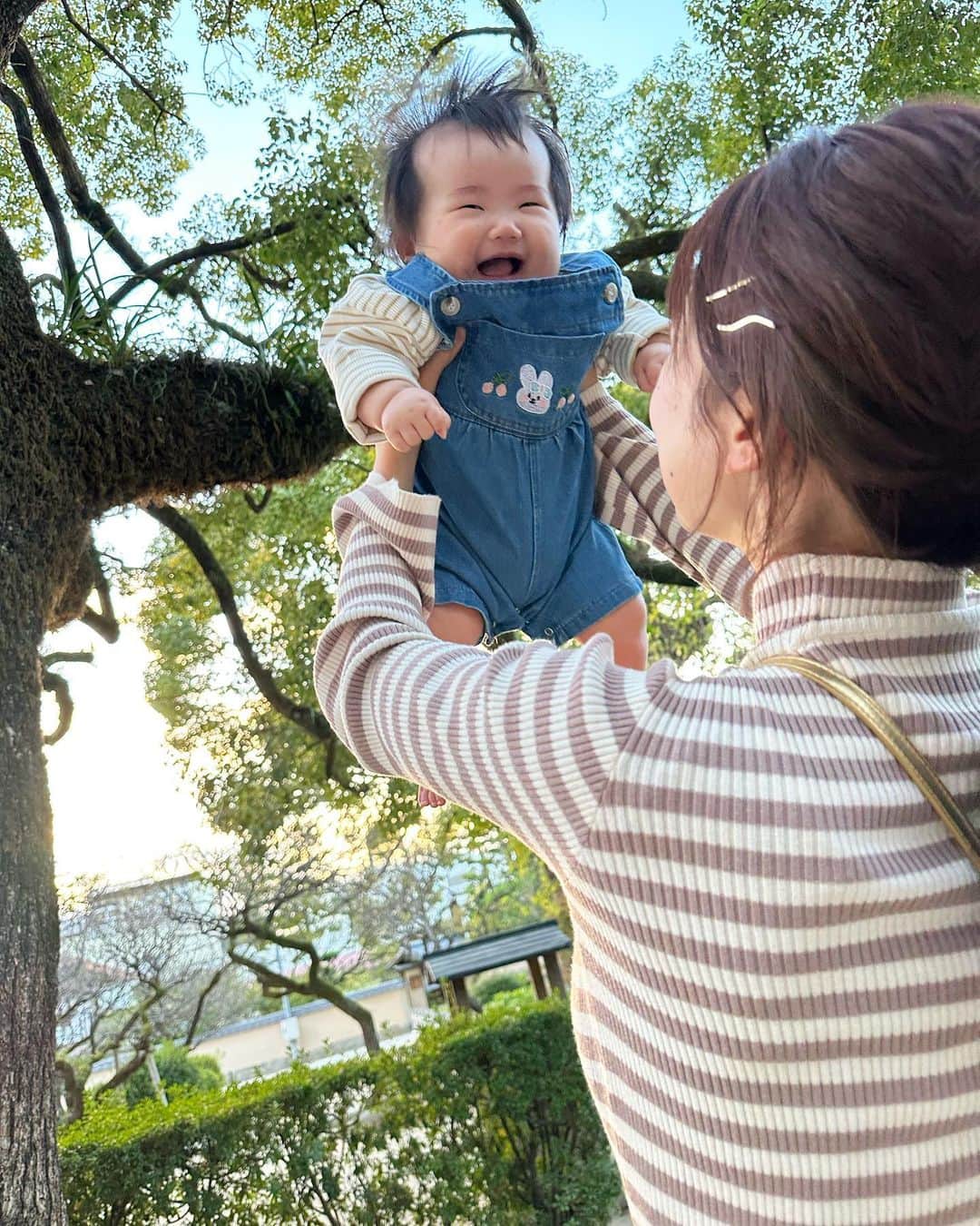 毛利佳納子のインスタグラム：「首が座り、(4ヶ月検診でクリア) 縦抱きができるように♡高い高いが大好き👶🏻 ふみくんが抱っこすると より小さく見えて 可愛すぎるなぁ👼🏻💞 7枚目どうなってるんや？笑  福岡に戻ってきてから、 まだ友達もできてなくて ずっとお家で育児やから 寂しい思いをしないように、リフレッシュに、と 土日は必ずふみくんが外に連れ出してくれます🚗³₃  この日は初の太宰府天満宮へ💞 広いし綺麗やし、食べ歩きできるお店もいっぱいで ベビーカー押しながらでもめっちゃ楽しめた😳♡  おかげで毎日楽しく育児できてます💪 娘が生まれてから、こういった 旦那や娘と過ごす何気ない日常に 何よりの幸せを感じるようになった🥰✨  娘がキャッキャ笑うだけで こんなにも幸せな気持ちになれるのか、と 不思議に思うくらい😮‍💨💘  毎日 小さな幸せをたっくさんくれる娘と 毎日 思いやりに溢れる旦那のおかげ💖 身内にこそ感謝を忘れずに、 当たり前の日々を大切にしていこう✊🏻 ̖́-‬     #福岡ママ  #親子  #親子コーデ  #夫婦  #ママ  #太宰府天満宮  #赤ちゃん  #赤ちゃんのいる生活   #生後4ヶ月  #女の子ベビー  #女の子ママ  #令和5年ベビー」