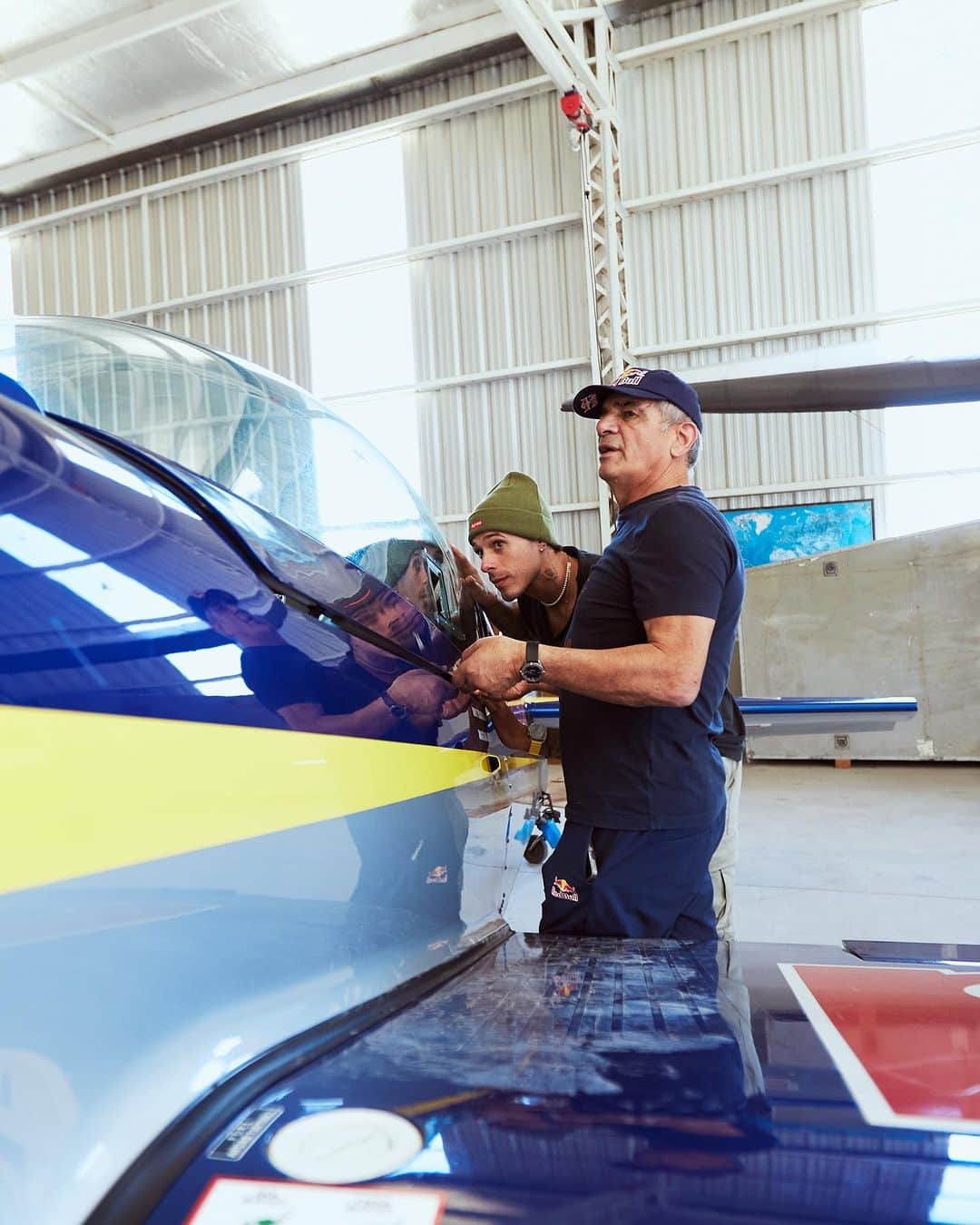 Hugo Garciaさんのインスタグラム写真 - (Hugo GarciaInstagram)「Me encanta descubrir y vivir nuevas pasiones en mi vida!!! ✈️🖤 Gracias @jorgemalatiniairshows por esta clase intensiva en tiempo récord!」11月3日 11時48分 - hugogarcia