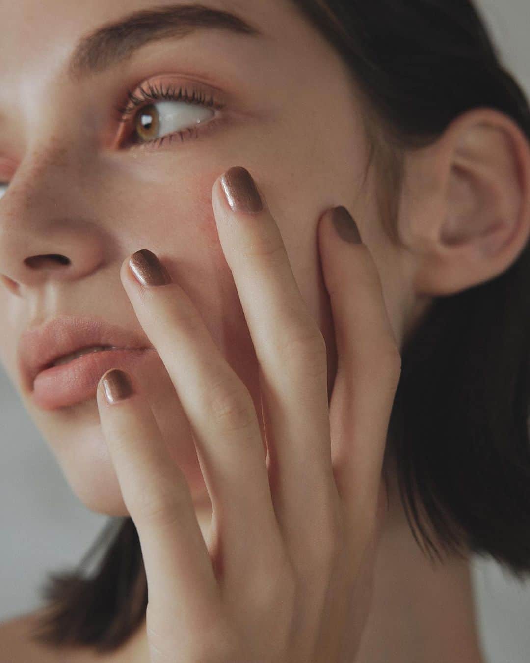 celvoke.jpのインスタグラム：「Celvoke 2023 Holiday Collection The Dignity of Renaissance  ルネサンスをテーマにした繊細な美しさと、品格を。 揺るがない輝きを放ち続ける自分であるために。  ＿＿＿＿＿＿＿＿＿＿＿＿＿＿＿＿＿＿  セルヴォーク クレイヴド ネイルポリッシュ EX05【Renaissance Gold / ルネサンスゴールド】　2,640円（税込） ＿＿＿＿＿＿＿＿＿＿＿＿＿＿＿＿＿＿  ルネサンス絵画に描かれる装飾品のように、品格を秘めたモードニュアンスを指先に纏って輝くブロンズカラー。 処方のベースにはサトウキビ・トウモロコシ・コットンといった植物由来成分を使用。 一度塗りで美しく仕上がるように濃度を緻密に調整、ムラなく仕上げます。 酸素透過性処方で圧迫感を抑えた使い心地。容器に環境配慮型樹脂を採用しています。  ⇒https://celvoke.com/page/Make/2023HolidayCollection/  #Celvoke #Holiday #Holidaycollection #2023holiday #セルヴォーク #ホリデー #ホリデーコレクション #2023ホリデー #クリスマス #コフレ #クリスマスコフレ」