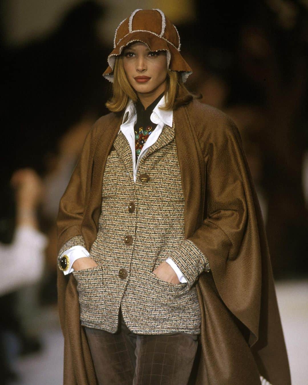 WHO WHAT WEARのインスタグラム：「Fall style mood board: '90s @chanelofficial edition. 🍂 #WWWTB photos: getty images」