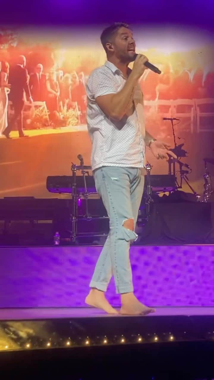 ブルット・ヤングのインスタグラム：「Pick out a song I can hold you to  🎥: @brettsyoungsters」