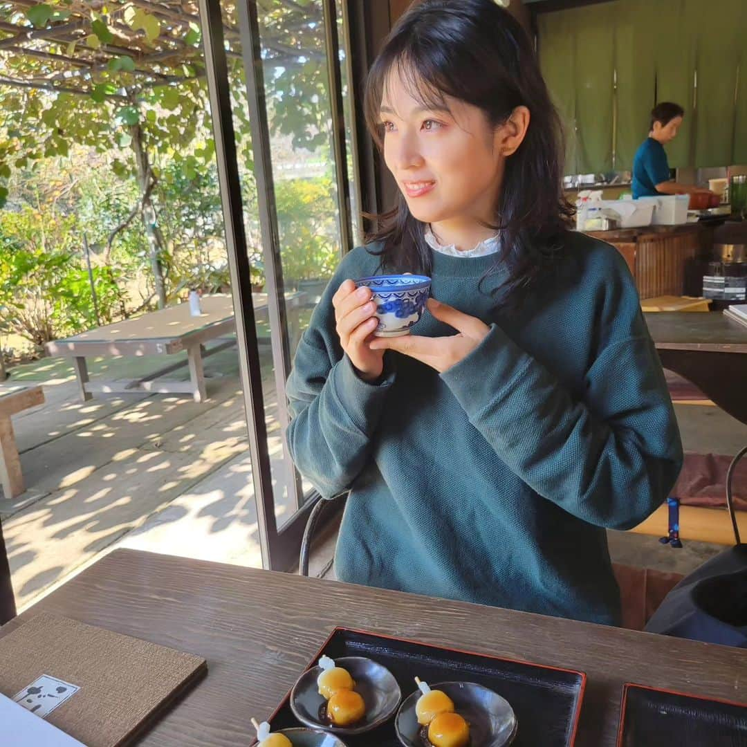 本仮屋リイナさんのインスタグラム写真 - (本仮屋リイナInstagram)「なんの予定もない3連休ですが、母が創業96年の老舗おせんべい屋さんに連れ出してくれて、最高のはじまりです🍡♡ 昔ながらの無添加、上質な素材で、職人さんの手作り。おいしくて、空間も素敵で、安らぎます🍵ほ  集合写真載せ忘れで再掲です🙇‍♂️🥲︎  #おせんべい屋さんでほっこリイナ  #文化の日」11月3日 11時43分 - riina_motokariya