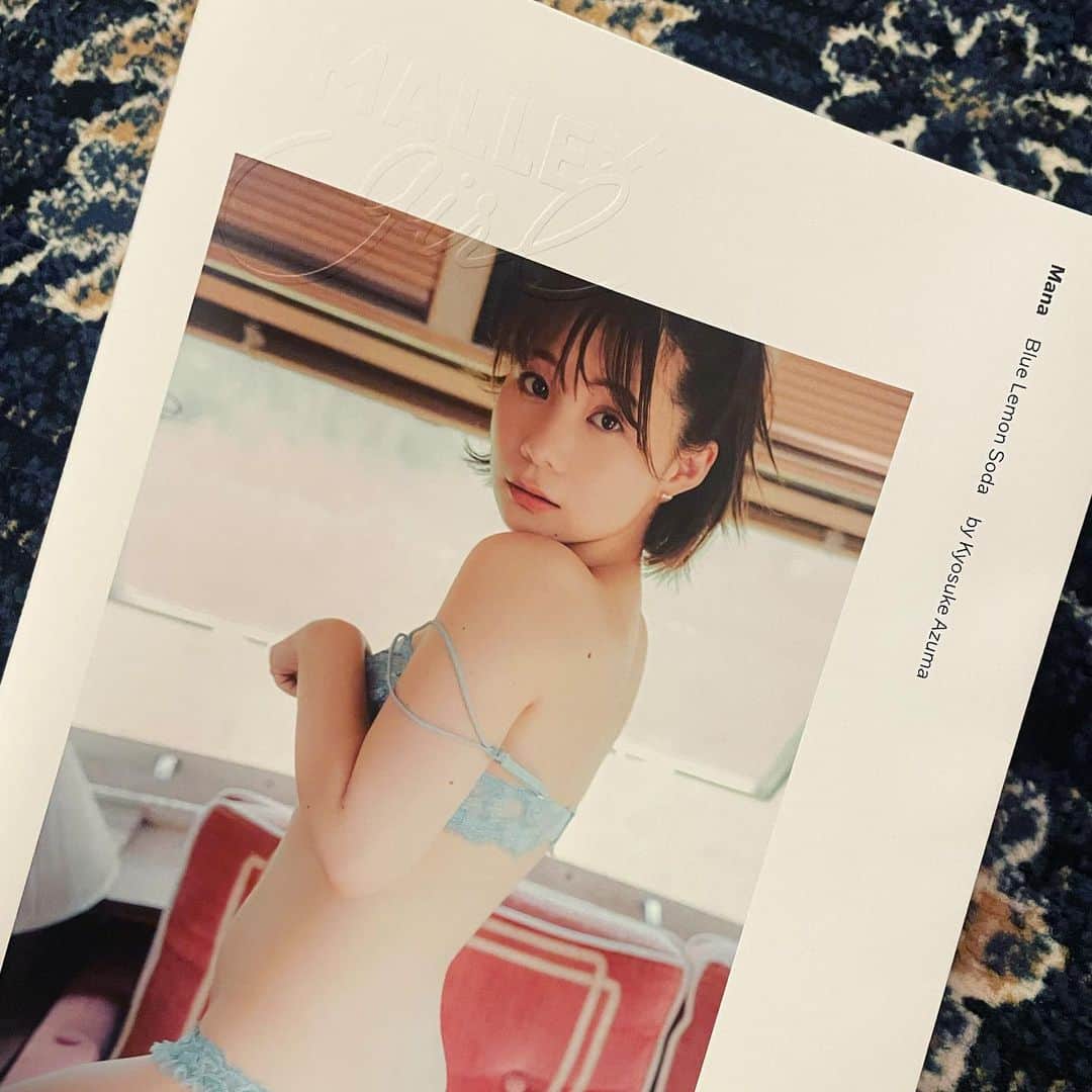 のインスタグラム：「まなちゃんの写真集♪  鬼可愛いショットばかりで 特典でデジタル版もある、、、 365日まなちゃんや！ しかも特典のブロマイドが わたしが好きな衣装だった🧶、、、🫶  限定をgetできるといつにも増して喜びが倍増する ☺️👏」