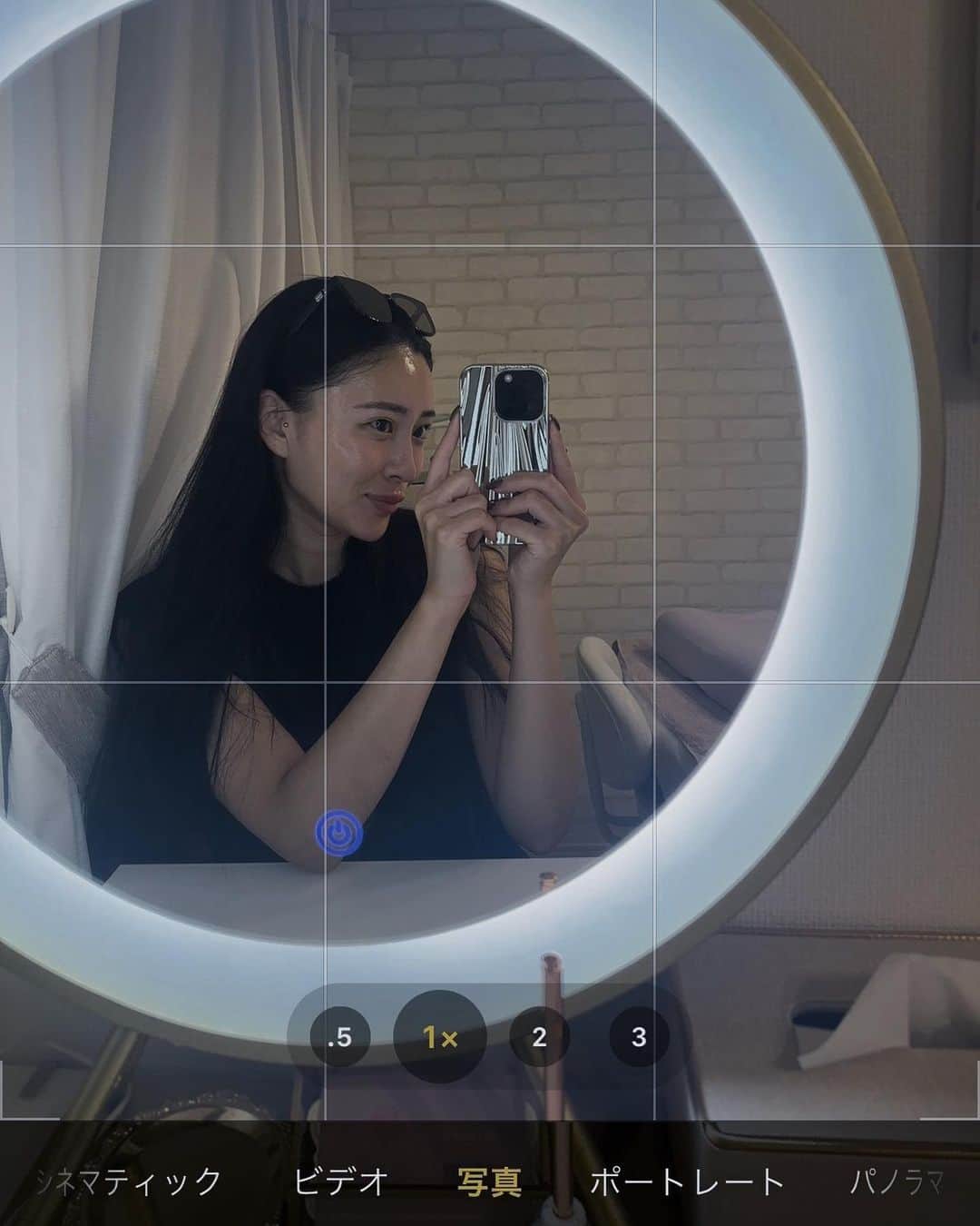 山本梓衣菜のインスタグラム：「..  すっぴんエステ後すぎて気まずいから こっちには載せていなかったんだけど ピカピカだったからthreadsには載せたやつ💆🏼‍♀️✨(ノーマルカメラだよ！ソバカスや毛穴、粗はたくさんあるよ！笑)  もちろん家でのスキンケアを色々試してみたり 日々色々するのだけど月一でエステに行くと入込みっていうの？が全然違うから ちゃんと通い続けると本当に良いなと実感◎  もう通って4年目かしら？ 私はいつも小顔の施術と肌の施術をしてもらう✌︎ (フェイスラインとか顔の大きさの質問いただくのだけど、この前久しぶりに別のところでやったけどそれ以外は月一のまなちのところだけ！)  こだわり強め！なんて言葉で表せないくらい拘りの強いまなちが肌質改善のスタッフさんを増やす事にして 新規の方限定のお得すぎる施術やってるから 行きたかったけど値段的に、、と思っていた方は 絶対に行ってみてほしい🥹！！ 行ってみたいけど、値段で悩んでいる人居たら来てほしくて凄くお得にしてみたの〜って言ってた💞 頼まれてないのだけど載せてるので、 気になる方は ☞ @_m.bellm_  をみてみてね✌︎  私は4年前に急に肌がめちゃくちゃ荒れて 皮膚科の薬も合わなくて困り果ててたのだけど 毎月通う事で肌荒れがどんどん改善して 今は幸せに暮らしてる🏠笑  まなちの好きなところは、 自分の取り扱っていないスキンケアとか施術とかも自分で色々試して知ってること。笑 私が韓国でポテンツァやったら、 その後にエステで栄養入れるといいよ〜とか！ 韓国コスメのおすすめ聞かれて、教えたらそれも使ってみてくれたり 色々使った上でアドバイスくれるし、 普通にAmazonで売ってる物を教えてくれる時もあるし(笑)  自分のエステで売っていないものでも、 その人の肌が良くなって欲しい精神が凄くて 肌のことを1番考えてくれるところがだいすき🤲🏻💞  #つや肌 #エステサロン #bellm」