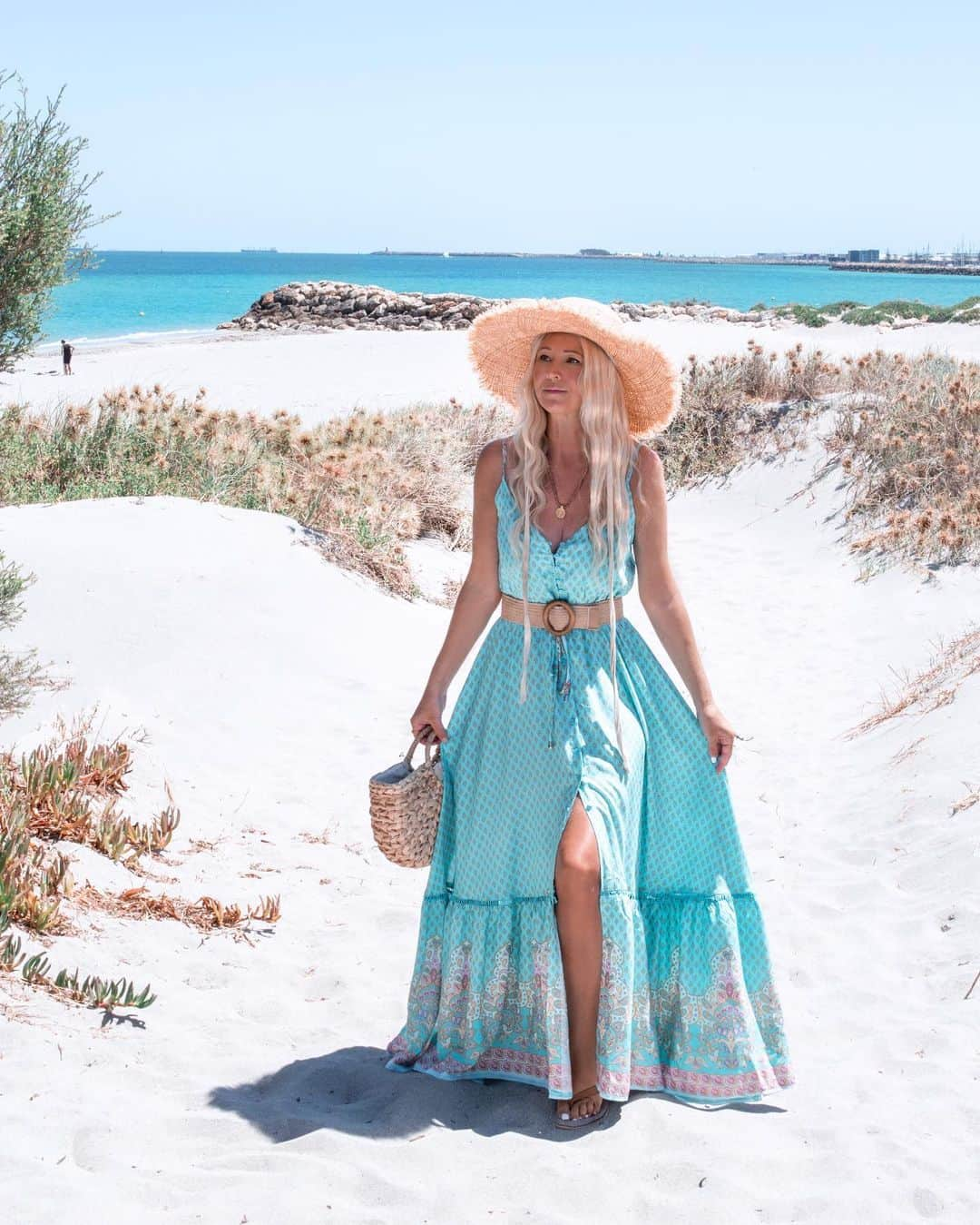 のインスタグラム：「Summer vibes 🩵☀️  Loving this blue maxi from @salty_crush_aus ✨ full outfit details via link in my bio   #bohostyle #summervibes #perthblogger #saltycrush #maxidress #bohodress」