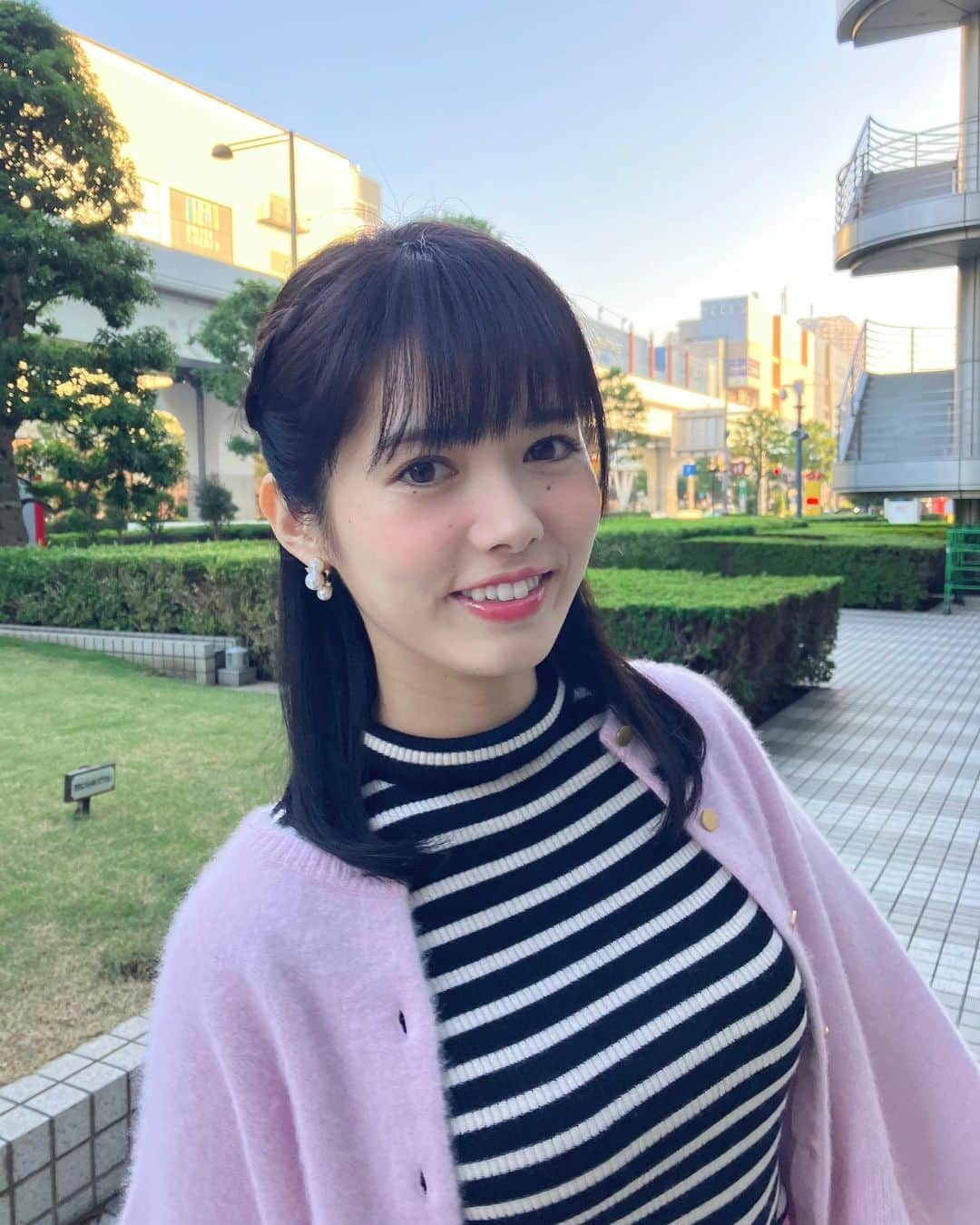 のインスタグラム：「こんにちは^ ^ 体調はいかがですか？☺️ 私はすっごく元気やで🍀  晴れる日が多くなりますが 連休明けは雨風が強まる日が多くなるから お気をつけ下さい☔️  寒暖差が大きくなるので 体調に気をつけてな！！ 朝晩は上着で調節してや〜🧥  ほな素敵な金曜日の午後を〜🤍  #めざましテレビ #お天気キャスター #セントフォース #黒髪 #ハーフアップ #ニット #しまうまニット🦓」