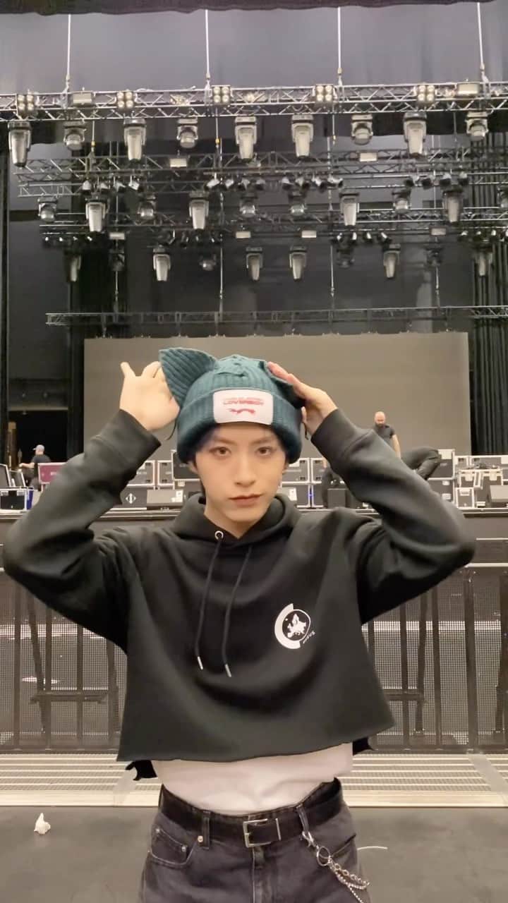 のインスタグラム：「유럽투어 크게 시작📣💙 빵빠레 불며 퇴근🎊 #원어스 #ONEUS #La_Dolce_Vita #Baila_Conmigo #BailaConmigoChallenge #ONEUSWorldTour #2ndWorldTour #ONEUSinTilburg」