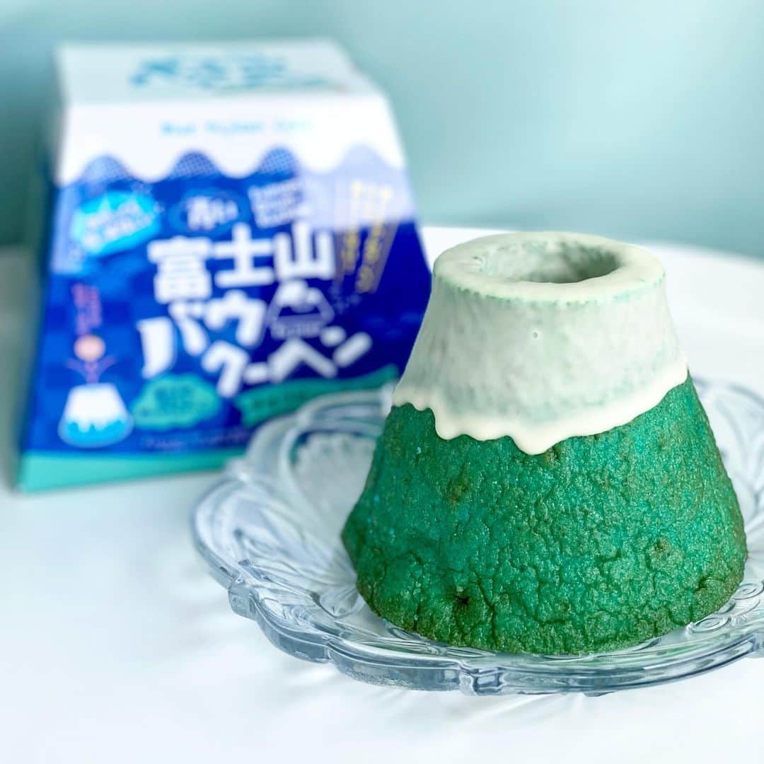 チョコミント大学生うしくろさんのインスタグラム写真 - (チョコミント大学生うしくろInstagram)「🧼チョコミン党のためのインスタ⇒ @usiqlo🧼  【 青い富士山バウムクーヘン チョコミント味 】  10/17から青いバウムクーヘンが発売😳  山梨県内の道の駅や、オンラインショップでも販売中の 富士山型のチョコミントバウムクーヘンです🗻🔵  ✎𓂃𓂃𓂃𓂃𓂃𓂃𓂃𓂃𓂃𓂃𓂃𓂃𓂃𓂃𓂃𓂃𓂃𓂃𓂃𓂃  🍫チョコ感：☆ 🌿ミント感：☆☆☆++ 😍甘さ：☆☆☆+  💰購入価格：1,854円+送料550円  🗾購入場所：富士山プロダクトオンラインショップ（楽天市場） 🗓販売期間：2023年10月17日から発売  ✎𓂃𓂃𓂃𓂃𓂃𓂃𓂃𓂃𓂃𓂃𓂃𓂃𓂃𓂃𓂃𓂃𓂃𓂃𓂃𓂃  開けてみると、ほんとに富士山の形をした青いバウムクーヘン😳 上からはホワイトチョコがたらりとかけられています❄️  切ってみると、断面もしっかり青色！  ふんわりでしっとり軽めな生地で、ほんのりスッと爽やかさが🍃 あと口はひんやりとスーッとメントール感が持続します！  上のホワイトチョコは、少しパリッとしていいアクセント☃️  ちなみにバウムクーヘンには山梨県産の桃果汁を使用しているそうで 何となく感じる甘い風味はこの桃なのかも🍑  オンラインでもまだ販売しているようなので 気になる方はチェックしてみてください💨  ✎𓂃𓂃𓂃𓂃𓂃𓂃𓂃𓂃𓂃𓂃𓂃𓂃𓂃𓂃𓂃𓂃𓂃𓂃𓂃𓂃  　　 　　 　　  #チョコミント #青い富士山バウム #BLUEFUJISANBAUM #バウムクーヘン #Baumkuchen   #chocolatemint #ミントチョコ #mintchocolate #mintchocolatechip #チョコレート #チョコミン党  #うしくろくん #민트초코 #민트 #jmt #맛스타그램 #먹스타그램 #도쿄카페 #도쿄여행 #좋아요 #민초단 #薄荷巧克力」11月3日 17時30分 - usiqlo