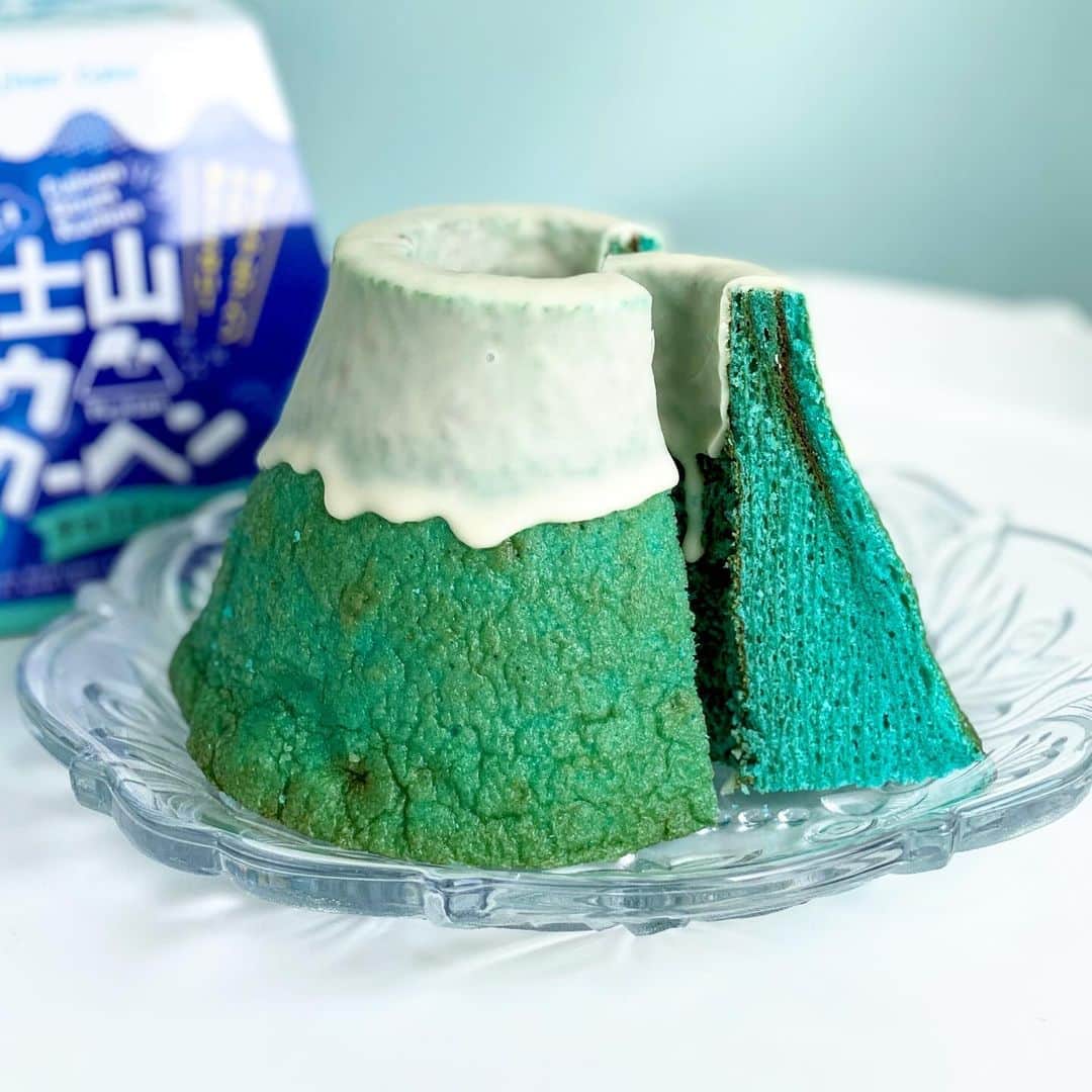 チョコミント大学生うしくろさんのインスタグラム写真 - (チョコミント大学生うしくろInstagram)「🧼チョコミン党のためのインスタ⇒ @usiqlo🧼  【 青い富士山バウムクーヘン チョコミント味 】  10/17から青いバウムクーヘンが発売😳  山梨県内の道の駅や、オンラインショップでも販売中の 富士山型のチョコミントバウムクーヘンです🗻🔵  ✎𓂃𓂃𓂃𓂃𓂃𓂃𓂃𓂃𓂃𓂃𓂃𓂃𓂃𓂃𓂃𓂃𓂃𓂃𓂃𓂃  🍫チョコ感：☆ 🌿ミント感：☆☆☆++ 😍甘さ：☆☆☆+  💰購入価格：1,854円+送料550円  🗾購入場所：富士山プロダクトオンラインショップ（楽天市場） 🗓販売期間：2023年10月17日から発売  ✎𓂃𓂃𓂃𓂃𓂃𓂃𓂃𓂃𓂃𓂃𓂃𓂃𓂃𓂃𓂃𓂃𓂃𓂃𓂃𓂃  開けてみると、ほんとに富士山の形をした青いバウムクーヘン😳 上からはホワイトチョコがたらりとかけられています❄️  切ってみると、断面もしっかり青色！  ふんわりでしっとり軽めな生地で、ほんのりスッと爽やかさが🍃 あと口はひんやりとスーッとメントール感が持続します！  上のホワイトチョコは、少しパリッとしていいアクセント☃️  ちなみにバウムクーヘンには山梨県産の桃果汁を使用しているそうで 何となく感じる甘い風味はこの桃なのかも🍑  オンラインでもまだ販売しているようなので 気になる方はチェックしてみてください💨  ✎𓂃𓂃𓂃𓂃𓂃𓂃𓂃𓂃𓂃𓂃𓂃𓂃𓂃𓂃𓂃𓂃𓂃𓂃𓂃𓂃  　　 　　 　　  #チョコミント #青い富士山バウム #BLUEFUJISANBAUM #バウムクーヘン #Baumkuchen   #chocolatemint #ミントチョコ #mintchocolate #mintchocolatechip #チョコレート #チョコミン党  #うしくろくん #민트초코 #민트 #jmt #맛스타그램 #먹스타그램 #도쿄카페 #도쿄여행 #좋아요 #민초단 #薄荷巧克力」11月3日 17時30分 - usiqlo