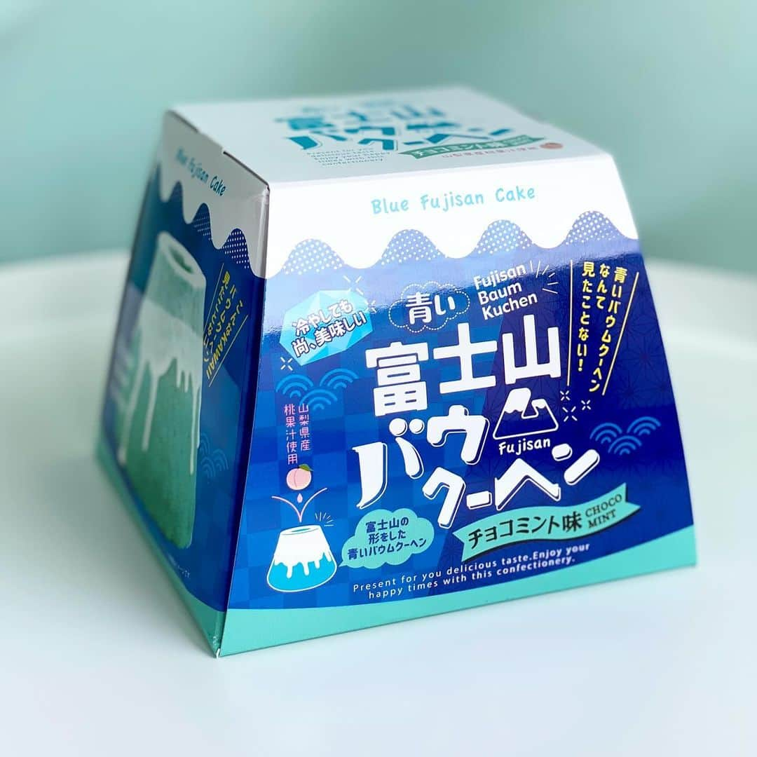 チョコミント大学生うしくろさんのインスタグラム写真 - (チョコミント大学生うしくろInstagram)「🧼チョコミン党のためのインスタ⇒ @usiqlo🧼  【 青い富士山バウムクーヘン チョコミント味 】  10/17から青いバウムクーヘンが発売😳  山梨県内の道の駅や、オンラインショップでも販売中の 富士山型のチョコミントバウムクーヘンです🗻🔵  ✎𓂃𓂃𓂃𓂃𓂃𓂃𓂃𓂃𓂃𓂃𓂃𓂃𓂃𓂃𓂃𓂃𓂃𓂃𓂃𓂃  🍫チョコ感：☆ 🌿ミント感：☆☆☆++ 😍甘さ：☆☆☆+  💰購入価格：1,854円+送料550円  🗾購入場所：富士山プロダクトオンラインショップ（楽天市場） 🗓販売期間：2023年10月17日から発売  ✎𓂃𓂃𓂃𓂃𓂃𓂃𓂃𓂃𓂃𓂃𓂃𓂃𓂃𓂃𓂃𓂃𓂃𓂃𓂃𓂃  開けてみると、ほんとに富士山の形をした青いバウムクーヘン😳 上からはホワイトチョコがたらりとかけられています❄️  切ってみると、断面もしっかり青色！  ふんわりでしっとり軽めな生地で、ほんのりスッと爽やかさが🍃 あと口はひんやりとスーッとメントール感が持続します！  上のホワイトチョコは、少しパリッとしていいアクセント☃️  ちなみにバウムクーヘンには山梨県産の桃果汁を使用しているそうで 何となく感じる甘い風味はこの桃なのかも🍑  オンラインでもまだ販売しているようなので 気になる方はチェックしてみてください💨  ✎𓂃𓂃𓂃𓂃𓂃𓂃𓂃𓂃𓂃𓂃𓂃𓂃𓂃𓂃𓂃𓂃𓂃𓂃𓂃𓂃  　　 　　 　　  #チョコミント #青い富士山バウム #BLUEFUJISANBAUM #バウムクーヘン #Baumkuchen   #chocolatemint #ミントチョコ #mintchocolate #mintchocolatechip #チョコレート #チョコミン党  #うしくろくん #민트초코 #민트 #jmt #맛스타그램 #먹스타그램 #도쿄카페 #도쿄여행 #좋아요 #민초단 #薄荷巧克力」11月3日 17時30分 - usiqlo