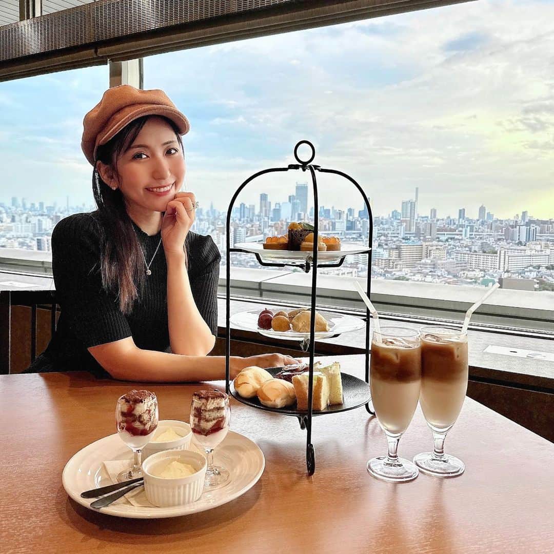 mimiさんのインスタグラム写真 - (mimiInstagram)「王子駅すぐの北とぴあ17階にあるクアドイチナナにて 11月からアフターヌーンティーが新登場🫖 @viewkitchenquad17  試食会に招待していただきました😋🤍  秋の味覚のアフタヌーンティー🫖 シャインマスカットのシフォンサンドやいちじくのタルトなど すごく美味しくてお腹いっぱいになる満足スイーツ達🤍 スコーンと一緒にいただくクロテッドクリームもたっぷりついてきて嬉しかった😋  とても見晴らしの良いレストランで最高の時間を過ごせました☺️🤍 ・ PR  #王子グルメ #王子スイーツ #東京アフタヌーンティー #クアドイチナナ #王子カフェ #東京スイーツ #アフタヌーンティー巡り #ヌン活 #mimiアフタヌーン #スイーツ部 #甘党女子 #甘mimi #秋の味覚 #食欲の秋 #秋のアフタヌーンティー #見晴らし最高 #絶景アフタヌーンティー」11月3日 11時55分 - chan.mi3