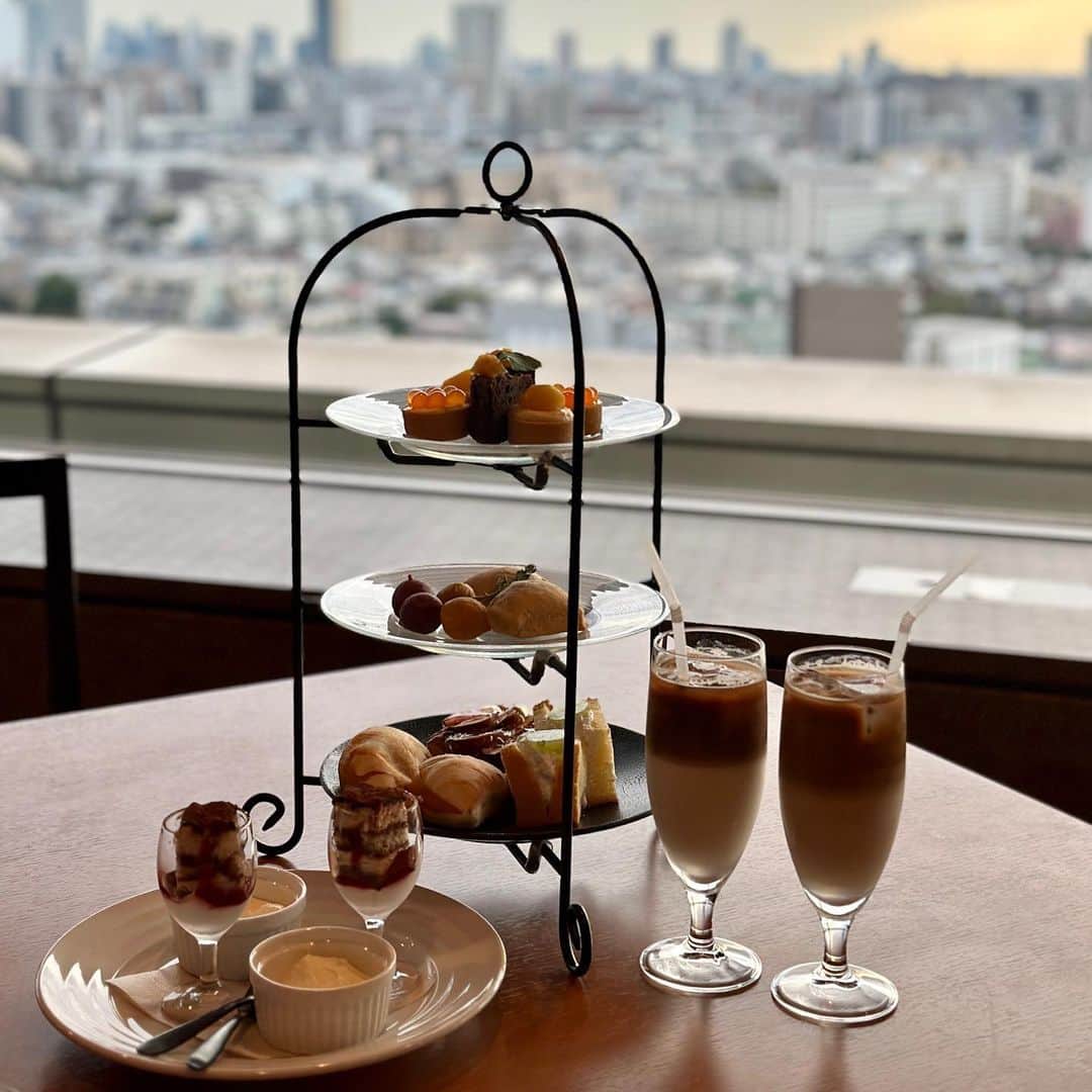 mimiさんのインスタグラム写真 - (mimiInstagram)「王子駅すぐの北とぴあ17階にあるクアドイチナナにて 11月からアフターヌーンティーが新登場🫖 @viewkitchenquad17  試食会に招待していただきました😋🤍  秋の味覚のアフタヌーンティー🫖 シャインマスカットのシフォンサンドやいちじくのタルトなど すごく美味しくてお腹いっぱいになる満足スイーツ達🤍 スコーンと一緒にいただくクロテッドクリームもたっぷりついてきて嬉しかった😋  とても見晴らしの良いレストランで最高の時間を過ごせました☺️🤍 ・ PR  #王子グルメ #王子スイーツ #東京アフタヌーンティー #クアドイチナナ #王子カフェ #東京スイーツ #アフタヌーンティー巡り #ヌン活 #mimiアフタヌーン #スイーツ部 #甘党女子 #甘mimi #秋の味覚 #食欲の秋 #秋のアフタヌーンティー #見晴らし最高 #絶景アフタヌーンティー」11月3日 11時55分 - chan.mi3