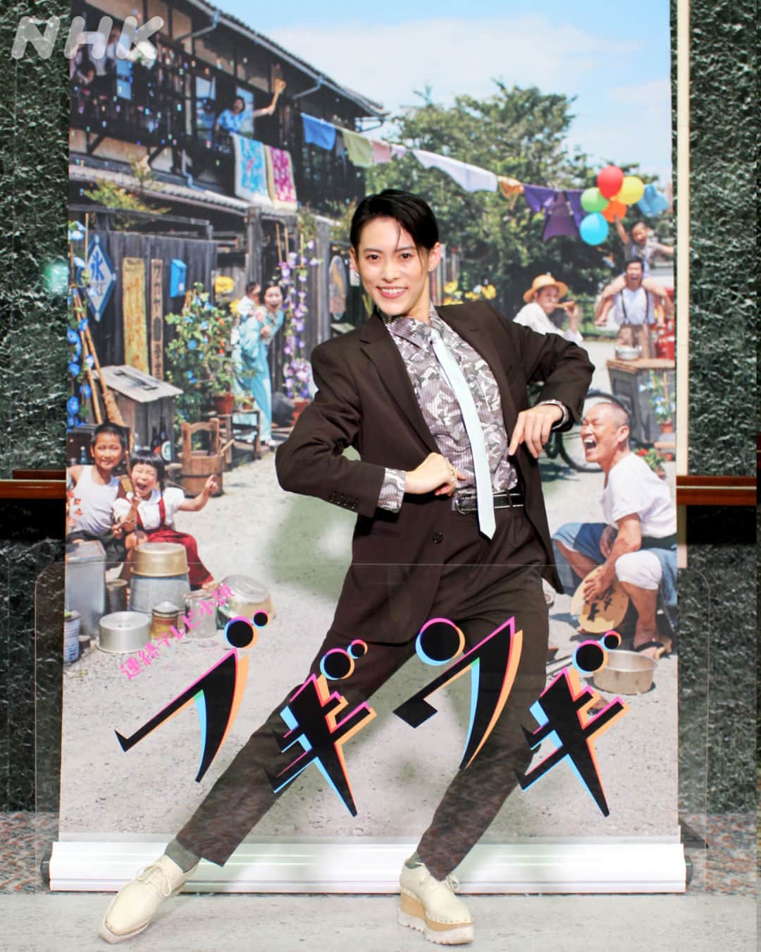ブギウギさんのインスタグラム写真 - (ブギウギInstagram)「【ポスター風写真が撮影できるフォトブースを展示中】 NHK大阪放送局にて、11月3日（金・祝）〜5日（日）までBK大感謝祭が開催中です。  会場ではブギウギのポスター風写真が撮影できるフォトブースのほか、セットなども展示しています！ぜひ、お好きなポーズで撮影して、 #わたしのブギウギポーズ でシェアしてくださいね📸  伊原六花さん、翼和希さんにお手本のようなポーズをいただきました！  #伊原六花 #翼和希 #秋山さん #橘センパイ #朝ドラ #ブギウギ #BK大感謝祭」11月3日 12時00分 - asadora_bk_nhk