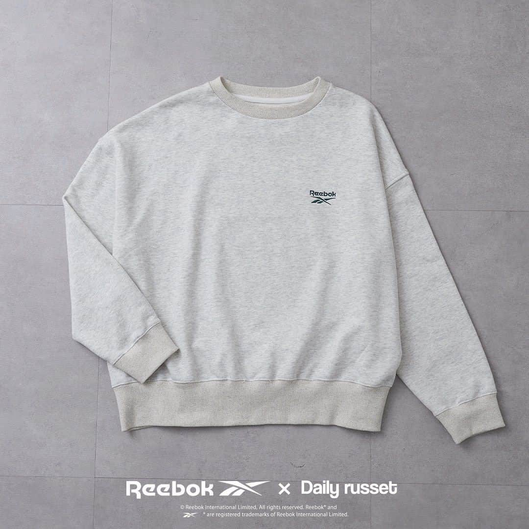 Daily russetのインスタグラム：「【おすすめ】  オーバーサイズフィットなゆったりとしたスウェット。 胸元の「Reebok」の刺繍が目を惹くデザインです。  カジュアルなデニムパンツやチノパンと合わせるのが定番スタイル。 細身のスカートで合わせたゆったりコーデもイチオシです。 ゆったりサイズですが、150cm台の低身長の方でもスッキリ着こなせます。  ▼商品情報  【Reebok別注】スウェット ¥6,600（税込）  ▼オンラインストアにてご購入いただけます ー PAL CLOSET (公式オンラインストア) ー ZOZOTOWN ー Rakuten Fashion _________________________  ［Daily russet］  母も、わたしも、家族で選べるデイリーアイテム。 気取らずに、いつも等身大のわたしで。  ◻︎詳しくはこちらから @daily_russet  _________________________  ※現在はオンラインストアのみの販売となります。 . .  #dailyrusset #デイリーラシット #dailyrusset_2023  #スウェット  #スウェットコーデ #リーボック #リーボックコーデ #秋コーデ #秋冬コーデ #秋服 #秋カラー #カジュアルコーデ #カジュアルファッション #大人カジュアル #大人ファッション」