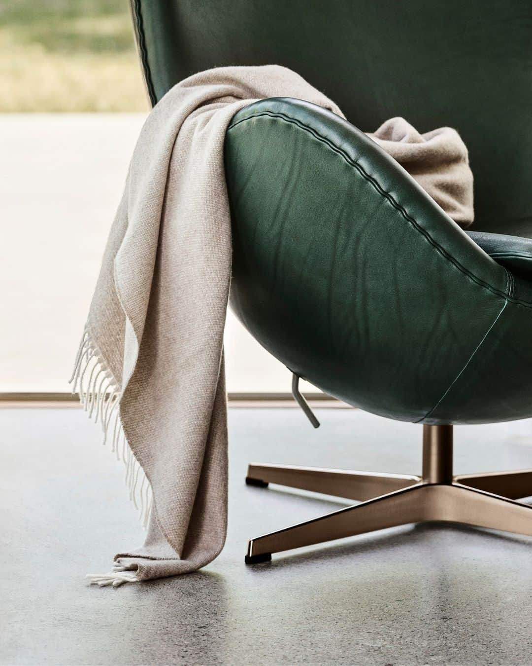 フリッツハンセンさんのインスタグラム写真 - (フリッツハンセンInstagram)「Both striking and elegant, the Collector’s Edition Egg™ chair brings mid-century design brilliance into living spaces. Forest Green leather and Copper tone base create a unique atmosphere with the forever-modern form of Arne Jacobsen’s most iconic lounge chair. ⁠ ⁠ The 150 Collector’s Edition Egg™ chairs are available only at our Copenhagen showroom and with selected partners around the world. ⁠ ⁠ Read more about the limited-edition Egg™ chair via the link in bio.⁠ ⁠ #fritzhansen #ArneJacobsen⁠」11月3日 12時00分 - fritzhansen