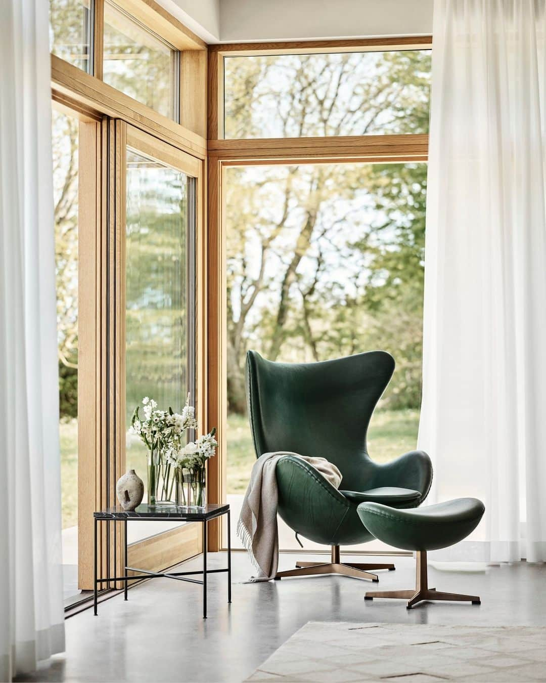 フリッツハンセンさんのインスタグラム写真 - (フリッツハンセンInstagram)「Both striking and elegant, the Collector’s Edition Egg™ chair brings mid-century design brilliance into living spaces. Forest Green leather and Copper tone base create a unique atmosphere with the forever-modern form of Arne Jacobsen’s most iconic lounge chair. ⁠ ⁠ The 150 Collector’s Edition Egg™ chairs are available only at our Copenhagen showroom and with selected partners around the world. ⁠ ⁠ Read more about the limited-edition Egg™ chair via the link in bio.⁠ ⁠ #fritzhansen #ArneJacobsen⁠」11月3日 12時00分 - fritzhansen