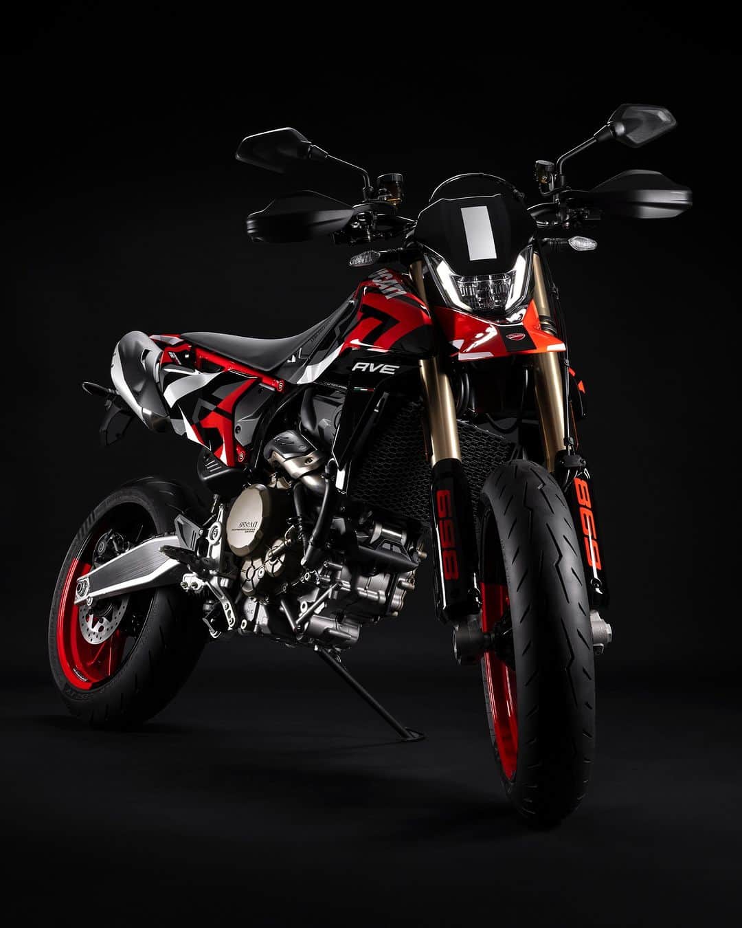 Ducati Japanのインスタグラム：「発表、新型ハイパーモタード698 モノ。  このプレイグラウンド（遊び場）へ、ようこそ。  詳細は公式Webサイトをご覧ください。  #ハイパーモタード #Hypermotard #モタード #supermotard #ハイパーモタード698モノ #Hypermotard698Mono #ハイパーモタード698モノRVE #Hypermotard698MonoRVE #LivePlayRide #ドゥカティワールドプレミア #DucatiWorldPremiere #DWP2024」