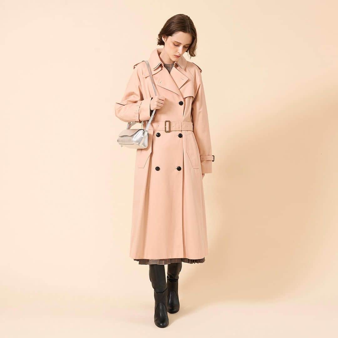 J&M Davidsonのインスタグラム：「英国のトラディショナルなムード漂う"DOUBLE COLLAR TRENCH/ダブルカラー トレンチ”。 クラシックなトレンチコートをベースに、現代らしいシルエットとダブルカラーの新しいディテールを加えました。 秋こそレディな着こなしを楽しめる、ダスティーピンクがおすすめです。  #jandmdavidson #ジェイアンドエムデヴィッドソン」