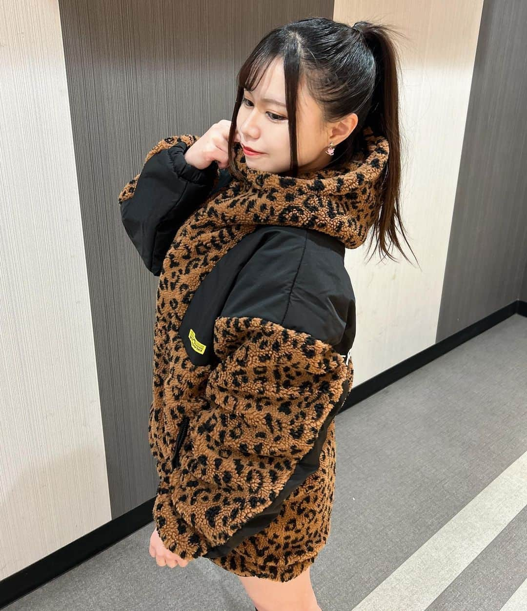 山口みらんさんのインスタグラム写真 - (山口みらんInstagram)「🐆🐆🐆  旅するサッカーブランドgol. さんから フルジップボアフーディー Lサイズをいただきました❣️  私が着用してるのはTYPE B：チ ーター柄 です🐆  サッカーブランドのアパレルさんで、これから寒くなる試合観戦の時もボアフーディーでしっかり防寒対策して観戦出来そうです⚽️  メンズのLサイズなので私はワンピース風？に着てみたよヽ(´▽｀)/冬は沢山着込むし大きい方がいいよね(*´ω｀*) 彼氏のアウターを借りた風で大きめでもメンズライクも可愛いよね♡  チーター柄だけど、ボアのおかげでそこまで派手でも無いし ボアがふわふわで着心地も良いし、このボアも全然抜けないから嬉しい(((o(*ﾟ▽ﾟ*)o)))  ぜひ、気になった方はタグ付けの  gol.さんのアカウントに飛んでみてねん( ´∀｀)🩷🩷 他にも色んなお洋服あるからサッカー好きな方は特にオススメです♡  PR @gol_deportes #gol #フットボールブランド #フルジップ #ボアフード #スポーツウェア #ボアアウター #トレンドアウター #サッカーウェア    #ポニーテール  #ブーツ女子  #ブーツコーデ  #メンズライク  #メンズライク女子  #メンズライクコーデ  #ワンピース  #メンズライクコーデ女子  #メンズライクファッション  #ミニ」11月3日 12時00分 - yamaguchi_miran