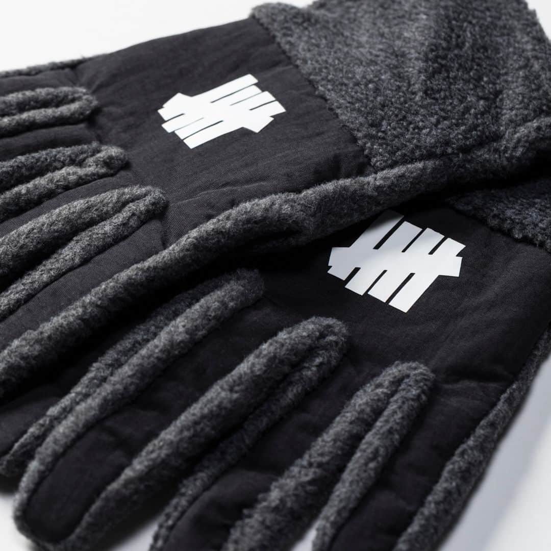 UNDFTDさんのインスタグラム写真 - (UNDFTDInstagram)「A detailed look into UNDEFEATED HOLIDAY 2023 Drop 1  Drop 1 concludes with a batch of accessories, including the UNDEFEATED Dopp Kit, All-In-One Wash, UNDEFEATED x Toyo Steel Toolbox, Polar Fleece Gloves and Manicure Kit.  The Dopp Kit is 100% polyester ripstop with an interior mesh pocket, webbing grab handles and a screen printed ‘5-strike’ icon and UNDFTD wordmark, available in Tiger Camo, Olive and Black. The All-In-One Wash is a liquid shampoo and body wash of deionized water and natural extracts with key notes of Sage, Ginseng, Bergamot, Clove and Frankincense. The UNDEFEATED x Toyo Steel Toolbox is stackable and features a screen printed ‘5-strike’ icon on the lid and UNDEFEATED wordmark on the side and is available in Olive and Black. The Polar Fleece Gloves are made from 100% polyester polar fleece with nylon colorblock, snap loop and a screen printed ‘5-strike’ icon on the top, available in Black and Grey. The Manicure Kit is a 6 piece set including 2 clippers, scissors, file, tweezer and a cuticle tool with a debossed ‘5-strike’ icon on the top of the case.  Available Friday, 11/3 at 11am at all UNDEFEATED Chapter Stores and 8am PST at Undefeated.com」11月3日 12時00分 - undefeatedinc