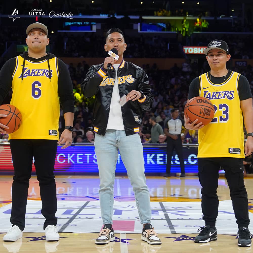 Los Angeles Lakersさんのインスタグラム写真 - (Los Angeles LakersInstagram)「What an incredible OT win for our @michelobultra Game Night Experience winners to catch on their #ULTRACourtside Night!」11月3日 12時01分 - lakers