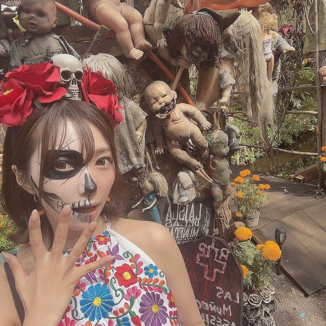 つばさ舞のインスタグラム：「. つばさ舞のメキシコ旅行✈️🇲🇽 . . お目当ての島に到着！ 世界7大禁断の地「人形島」 に行ってきました‼️ . いや、不気味。とても不気味。 絶対に夢に出てきて欲しくない… . . . . . . . . #つばさ舞#AV女優 #1人旅女子  #メキシコ旅行 #メキシコ #ソチミルコ#人形島 #エイトマンプロダクション #Mexico#Xochimilco」