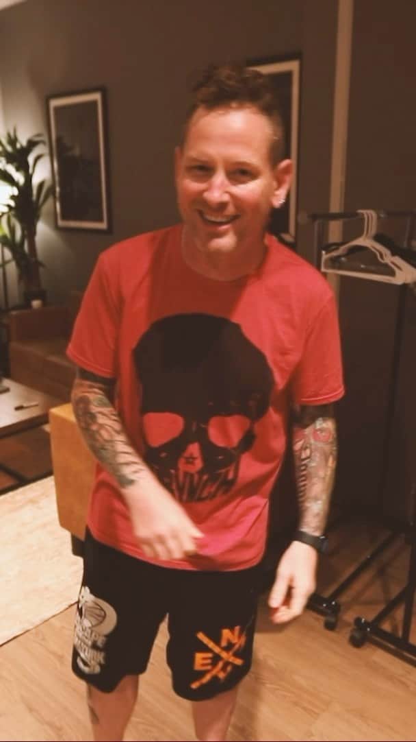 のインスタグラム：「Ready for you, Australia. 🇦🇺  A limited number of VIP upgrades have just been released for my upcoming SOLD OUT shows in Sydney and Melbourne November 28th and 29th.   Get ‘em while there’s time: coreytaylor.com  Some offerings include: -Front row attendance to my pre-show sound check -Group photo with me and the band on stage  -A Premium merch package  -Early Entry into the venue, plus more   *Upgrades do not include a ticket to the show.」