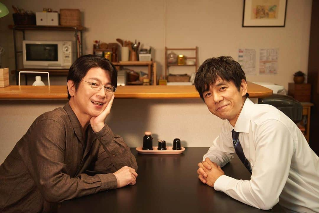 きのう何食べた？ season2のインスタグラム：「.  #きのう何食べた？ season2 今日深夜24:12放送🍚🥢  ケンジが見たら 嫉妬してしまうような....  9年前のシロさんとノブさん オフショット📸✨  放送をお楽しみに！！！  #西島秀俊 #及川光博 #何食べ」