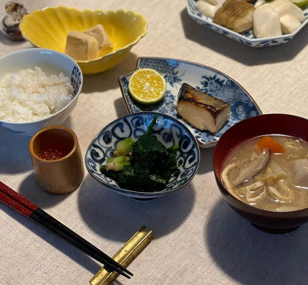 のインスタグラム：「朝ごはんシリーズ。 このところは基本作り置きの常備菜で乗り切り、お汁をボリュームのある根菜入りに。高野豆腐は一回にたくさん作ると飽きる人も出るんだけれど、でもやはりあっさりとしたタンパク質として優秀です。 あとは、お茄子の牡蠣ソース青海苔炒め、青空八百屋さんで手に入れた新鮮なほうれん草など。 いくらもたくさんつけたので、週末は鮭ご飯にしようかな。」