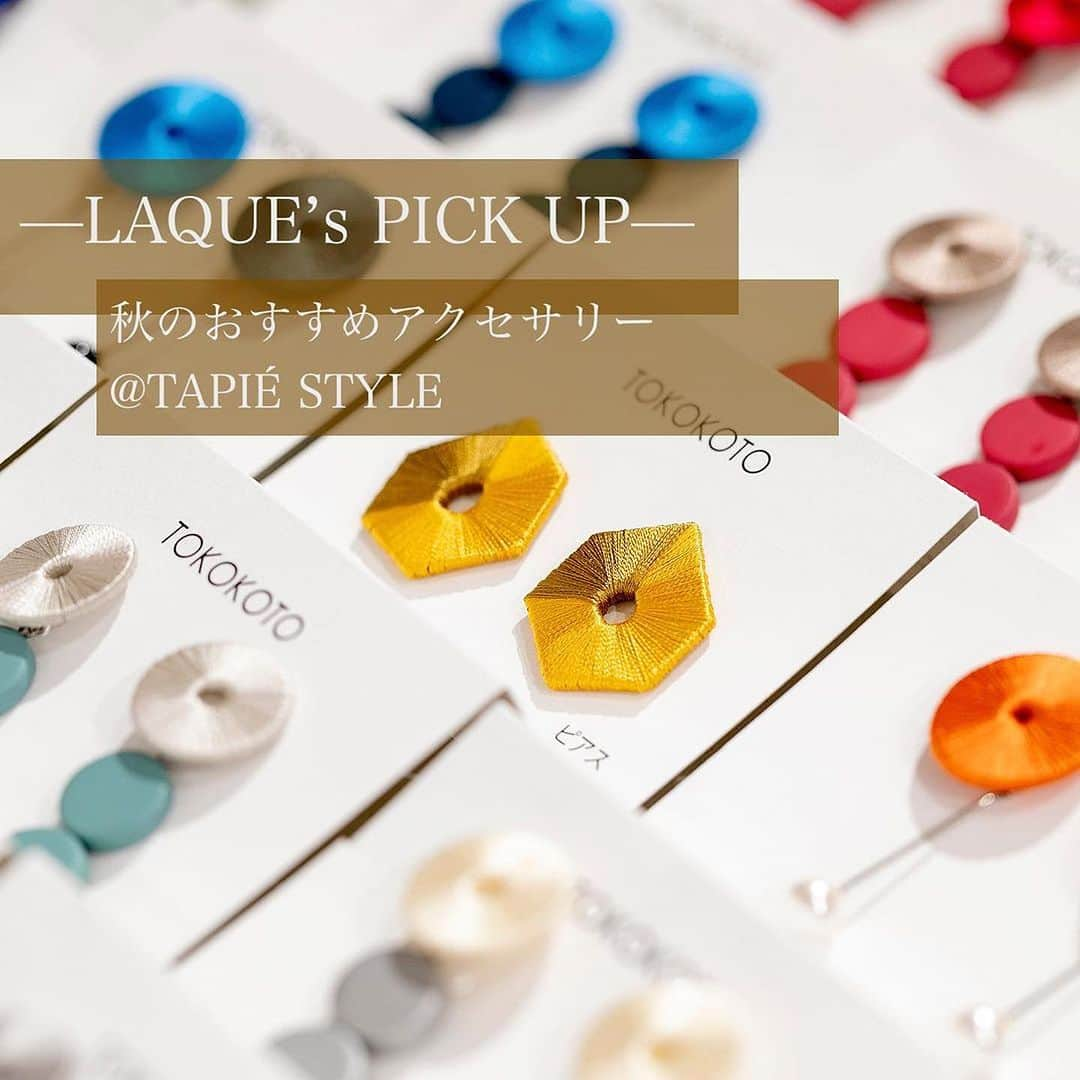 タピエスタイルのインスタグラム：「#Repost @laque_kyoto ・・・ 📍2F　タピエスタイル  肌寒い季節にこそ映えるアクセサリーを———。 個性溢れる作家たちの作品が揃うタピエスタイルで、 秋のアクセを新調しませんか？  今回は、この季節にぜひゆっくりご覧いただきたい 2つのブランドをピックアップしました。  1〜4枚目 ・TOKOKOTO シルク糸を使用した表情豊かなデザインで、  お顔周りに華やかさをプラス。  秋だからこそ身につけたい、 優しい糸のアクセを。  ¥2,970（税込）〜  5,6枚目 ・Pink Owl Bijou シンプルで洗練されたフォルムが美しい Pink Owl Bijouのアクセサリー。  同じデザインをシルバーとゴールドで展開しているので、 コーデに合わせて選べるのがうれしい。  ¥5,500（税込）～ ・ ・ @tapiestyle 2F: タピエスタイル ☎︎: 090-8821-8681  タピエスタイル 京都LAQUE四条烏丸店 〒600-8009 京都市下京区四条通室町東入函谷鉾町101 LAQUE四条烏丸 2F open:10:30～20:30 phone:090-8821-8681 アクセス・  京都市営地下鉄烏丸線「四条」駅 阪急京都線「烏丸」駅 22番・24番出口直結  京都駅から京都市営地下鉄 烏丸線各停 国際会館行で2駅 約6分」