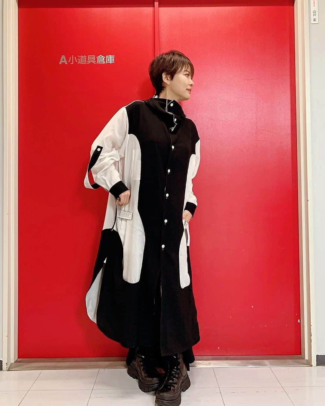 鈴木砂羽さんのインスタグラム写真 - (鈴木砂羽Instagram)「タイトルは 「A小道具倉庫」  スタジオの廊下ですが、 扉の赤とモノトーンの衣装が なかなかに映えたので😇  衣装👗  @yohjiyamamotoofficial #ヨージヤマモト #yohjiyamamoto  シューズはconverse、 アクセサリーさんは スタイリストさんの オリジナルです。  #ダウンタウンDX  ご視聴くださった 皆さまありがとうございます🙏 カレーのルーは 少量でいいワタシでした。 焼き肉後にお茶漬けしちゃうのは とにかくソースとかタレとかの 濃すぎる味が苦手なの かもですね😹 分かってくれる人いますかねぇ？？」11月3日 12時11分 - bombon_sawa