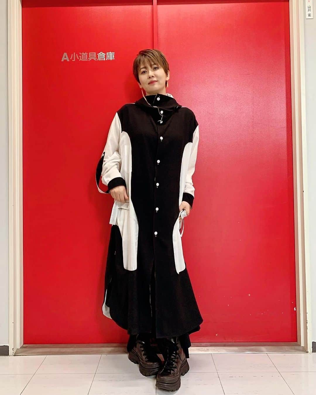 鈴木砂羽さんのインスタグラム写真 - (鈴木砂羽Instagram)「タイトルは 「A小道具倉庫」  スタジオの廊下ですが、 扉の赤とモノトーンの衣装が なかなかに映えたので😇  衣装👗  @yohjiyamamotoofficial #ヨージヤマモト #yohjiyamamoto  シューズはconverse、 アクセサリーさんは スタイリストさんの オリジナルです。  #ダウンタウンDX  ご視聴くださった 皆さまありがとうございます🙏 カレーのルーは 少量でいいワタシでした。 焼き肉後にお茶漬けしちゃうのは とにかくソースとかタレとかの 濃すぎる味が苦手なの かもですね😹 分かってくれる人いますかねぇ？？」11月3日 12時11分 - bombon_sawa