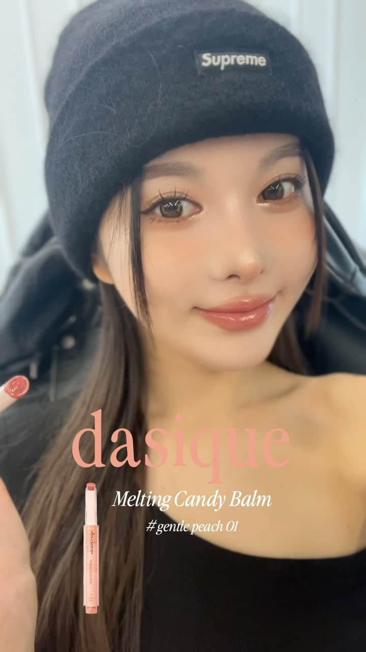 齊藤早紀のインスタグラム：「ちゅるちゅるリップになると噂のdasiqueの メルティングキャンディーバーム😗🩷  グロス要らずだから新色全部ゲットした♡♡  #dasique #デイジーク #メルティングキャンディーバーム  #韓国リップ #韓国コスメ #韓国メイク #オレンジメイク」