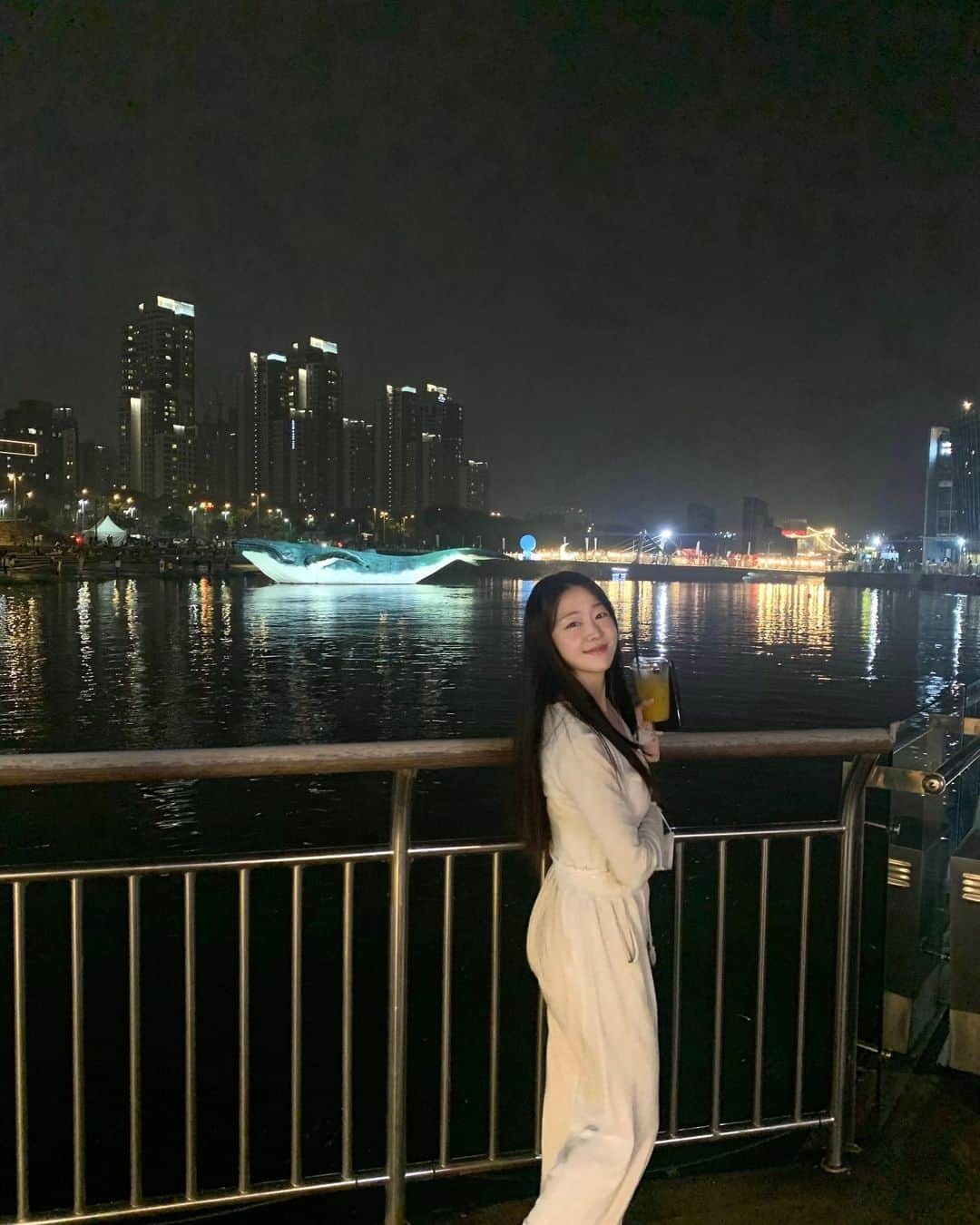 ユジョンのインスタグラム：「🌃🌙🐋 나는 고래야 고래서 너를 좋아해 😜🧃」