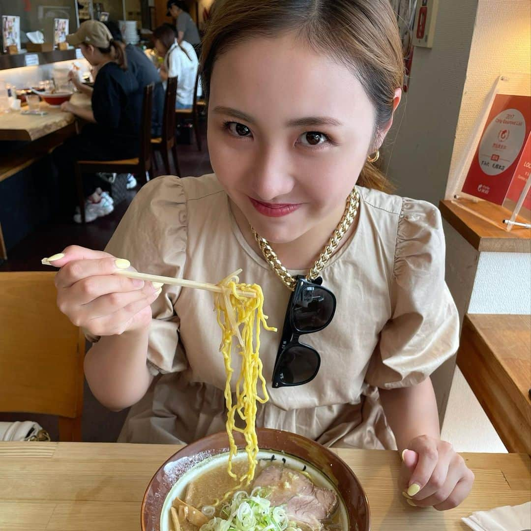 摩耶裕さんのインスタグラム写真 - (摩耶裕Instagram)「. . 北海道 𝐏𝐚𝐫𝐭𝟑  2日目は美味しい物もいーっぱい食べた😋  すみれの本店🍜 生姜が効いててあっつあつで美味しすぎたぁ〜🤤💓 またここも辺鄙な所にあったのよ🤣 でも並んでるのよ！凄いね🍜  北海道限定のリボンナポリンもファンの方がオススメして下さってコンビニ探しまくったよ🫶  そしてずっと楽しみにしてたジンギスカン！！ ここはねぇ〜北海道出身の同期の花乃におすすめしてもらって行ったのよ🤭🩷 臭みもなくて本当美味しくてついつい食べ過ぎちゃいました😋シメのラーメンも美味しくて！ この日、ラーメン食べ過ぎね🍜🤣 店長は阪神ファンでした🐯爆笑 @junhana_official ありがとう🥰  #すみれ  #味噌ラーメン  #リボンナポリン  #ジンギスカン  #山田モンゴル  #山田モンゴルジンギスカン」11月3日 12時23分 - yutaka__maya