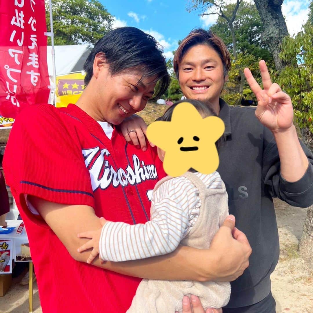 横山弘樹さんのインスタグラム写真 - (横山弘樹Instagram)「【フードフェスティバル】 皆さんありがとうございました✨  この2日間で沢山のお客様と仲良くなれて最高でした！  菊さん、海成、みのる、安定のトッティー、天谷さんにも会えてとっても嬉しかったです🥹‼︎‼︎‼︎ カープってほんとに優しい人ばっかりや👍🏻 皆さんお忙しい中ありがとうございました☺️✨  そして選手達に気付いても騒ぎにならないよう配慮してくれたお客様やファンの方々の心配りには本当に感謝しかないです🙇🏻‍♂️！！  YOKOCHEEを食べて下さった皆さんどうだったでしょうか！喜んでもらえたかな？🧀  安定のメンバーも来てくれたし今回は初めましての方も多くてなんか新鮮な気持ちでとても楽しかったです^ ^ 実質、年に数回しかこうしてみんなと話せる機会がないからこういう時間がもう少し増やせるといいなと思ってます🙆🏻‍♂️  改めて今回コラボさせて頂いた竹長さんと電光石火の皆さん本当にありがとうございました☺️‼︎ 電光石火さんのお好み焼きが本当に美味しすぎました‼︎ また絶対行きます⭐️  あ、11月はなんとファン感に凸することになったのでよろしくです！！！笑 ちょっと恥ずかしい感じで登場するのでそのへんはまた報告します🫣  では今日も一日💪🏻  #フードフェスティバル #護国神社 #電光石火」11月3日 12時16分 - h_y.18