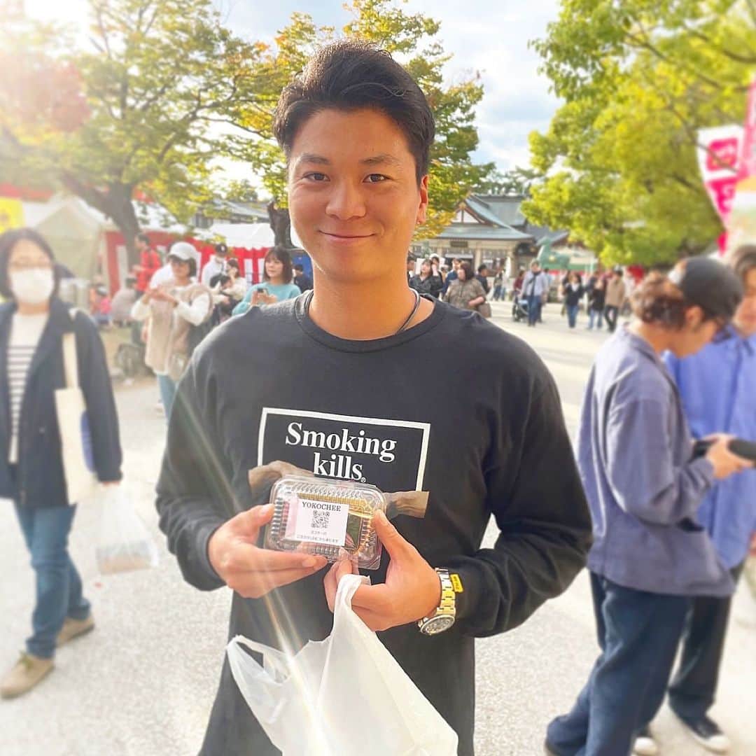 横山弘樹さんのインスタグラム写真 - (横山弘樹Instagram)「【フードフェスティバル】 皆さんありがとうございました✨  この2日間で沢山のお客様と仲良くなれて最高でした！  菊さん、海成、みのる、安定のトッティー、天谷さんにも会えてとっても嬉しかったです🥹‼︎‼︎‼︎ カープってほんとに優しい人ばっかりや👍🏻 皆さんお忙しい中ありがとうございました☺️✨  そして選手達に気付いても騒ぎにならないよう配慮してくれたお客様やファンの方々の心配りには本当に感謝しかないです🙇🏻‍♂️！！  YOKOCHEEを食べて下さった皆さんどうだったでしょうか！喜んでもらえたかな？🧀  安定のメンバーも来てくれたし今回は初めましての方も多くてなんか新鮮な気持ちでとても楽しかったです^ ^ 実質、年に数回しかこうしてみんなと話せる機会がないからこういう時間がもう少し増やせるといいなと思ってます🙆🏻‍♂️  改めて今回コラボさせて頂いた竹長さんと電光石火の皆さん本当にありがとうございました☺️‼︎ 電光石火さんのお好み焼きが本当に美味しすぎました‼︎ また絶対行きます⭐️  あ、11月はなんとファン感に凸することになったのでよろしくです！！！笑 ちょっと恥ずかしい感じで登場するのでそのへんはまた報告します🫣  では今日も一日💪🏻  #フードフェスティバル #護国神社 #電光石火」11月3日 12時16分 - h_y.18