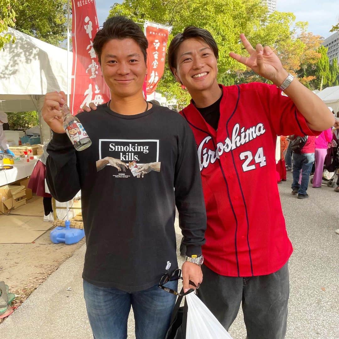 横山弘樹さんのインスタグラム写真 - (横山弘樹Instagram)「【フードフェスティバル】 皆さんありがとうございました✨  この2日間で沢山のお客様と仲良くなれて最高でした！  菊さん、海成、みのる、安定のトッティー、天谷さんにも会えてとっても嬉しかったです🥹‼︎‼︎‼︎ カープってほんとに優しい人ばっかりや👍🏻 皆さんお忙しい中ありがとうございました☺️✨  そして選手達に気付いても騒ぎにならないよう配慮してくれたお客様やファンの方々の心配りには本当に感謝しかないです🙇🏻‍♂️！！  YOKOCHEEを食べて下さった皆さんどうだったでしょうか！喜んでもらえたかな？🧀  安定のメンバーも来てくれたし今回は初めましての方も多くてなんか新鮮な気持ちでとても楽しかったです^ ^ 実質、年に数回しかこうしてみんなと話せる機会がないからこういう時間がもう少し増やせるといいなと思ってます🙆🏻‍♂️  改めて今回コラボさせて頂いた竹長さんと電光石火の皆さん本当にありがとうございました☺️‼︎ 電光石火さんのお好み焼きが本当に美味しすぎました‼︎ また絶対行きます⭐️  あ、11月はなんとファン感に凸することになったのでよろしくです！！！笑 ちょっと恥ずかしい感じで登場するのでそのへんはまた報告します🫣  では今日も一日💪🏻  #フードフェスティバル #護国神社 #電光石火」11月3日 12時16分 - h_y.18