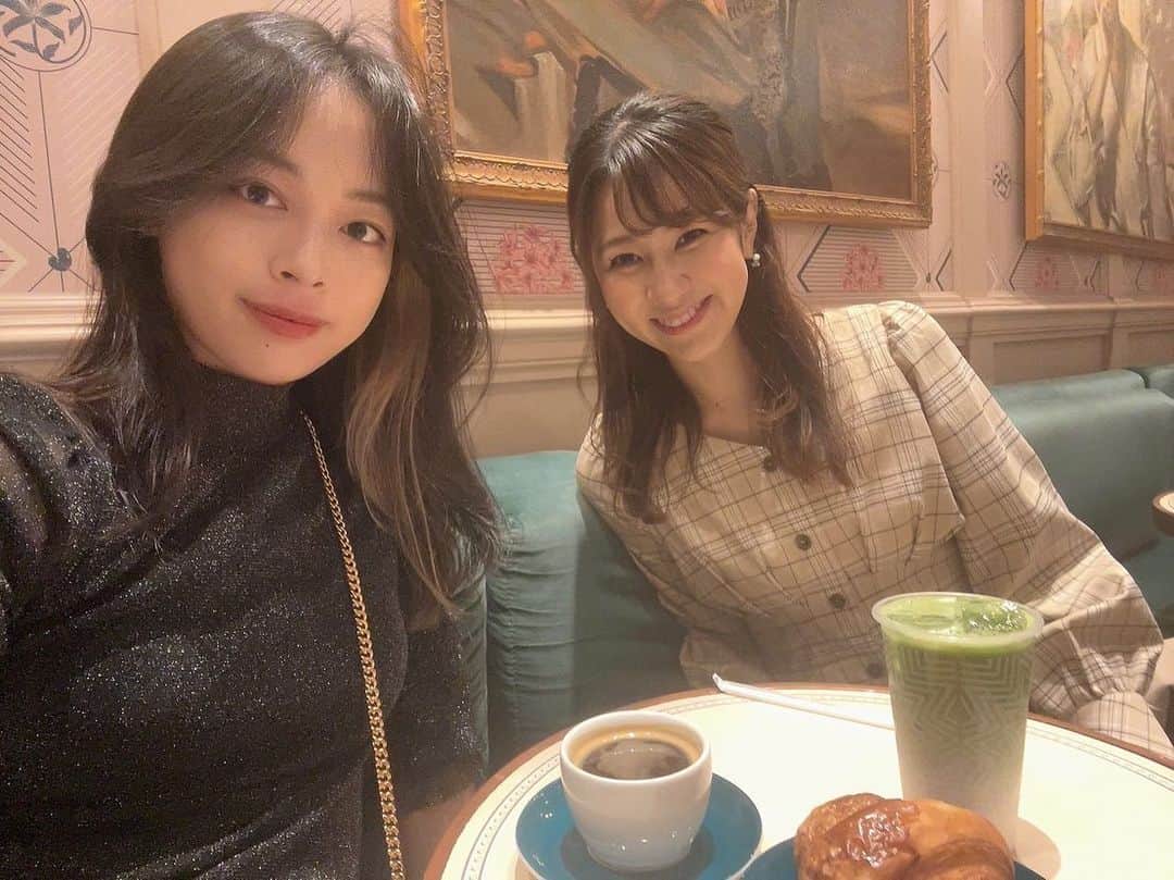 のインスタグラム：「💓 フィラデルフィアから来ていたエマちゃんと Felix Roasting Co.に〜🥰❣️  壁紙や絵画など内装デザインがとっても可愛いくて、 ずっと訪ねたかった場所😆🩷  素敵な空間にいると幸せな気分になるね💕  お話してたらあっという間に時間が経つ😳😳 タフでものすごい行動力を持つエマちゃんに 元気と刺激をもらった時間でした🌷  #felixroastingco #felixroasting #cafetime #アメリカ生活 #アメリカ暮らし #ニューヨーク #ニューヨーク生活  #ニューヨーク暮らし #ニューヨーク在住 #Newyork #NYC #NY #アメリカ在住日本人 #帯同妻 #渡米記録 #海外生活 #travel #trip #旅行好き #アナウンサー #フリーアナウンサー #荒木優里 #荒木優里のゆるりアメリカ生活」