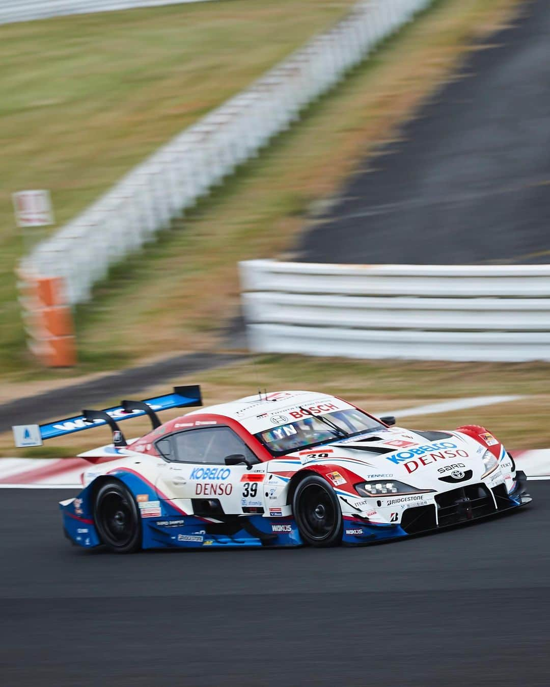 林紗久羅さんのインスタグラム写真 - (林紗久羅Instagram)「. . . . 明日からはSUPER GT Rd.8 モビリティリゾートもてぎ戦ですね🩵 . あっという間に最終戦…🥲 . 最後だと思うととても寂しいですが 39号車 DENSO KOBELCO SARD GR Supraの 表彰台獲得を目指して！！ 熱い！熱い！応援を！ぜひ、ぜひ、ぜひ！ よろしくお願いします❣️🫡💙❤️ . . . #tgrteamsard #densokobelcosardgrsupra #kobelco #supergt #モビリティリゾートもてぎ #racequeen #レースクイーン #kobelcosteelers #kobelcogirls #supra」11月3日 12時20分 - sa1210ku