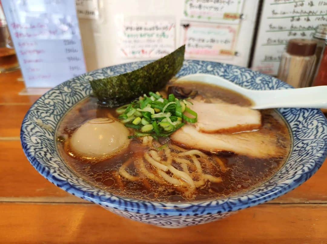 つけMen野郎のインスタグラム：「はるゆたか味玉らーめん+禁断のちゃーしゅーごはんちび らーめん森や 戸塚からそこそこに距離がある森や。今やどこにでもあるレンタサイクルを利用して行ってみた。けっこうメニューが豊富で迷いつつも表題のメニューを注文。スープめっちゃ味わい深くて、醤油タレと出汁の調和が良くておいしいなぁ。麺はむっちりとして麺自体もおいしい。吊るし焼きしたチャーシューもスープと馴染む加減の香りで、これまたむちゃうまい。余裕があればチャーシュー増したいやつ。ちゃーしゅーごはんもタレ焼きされうまかった。近くにあったら通うお店だなぁ。また来たい。」